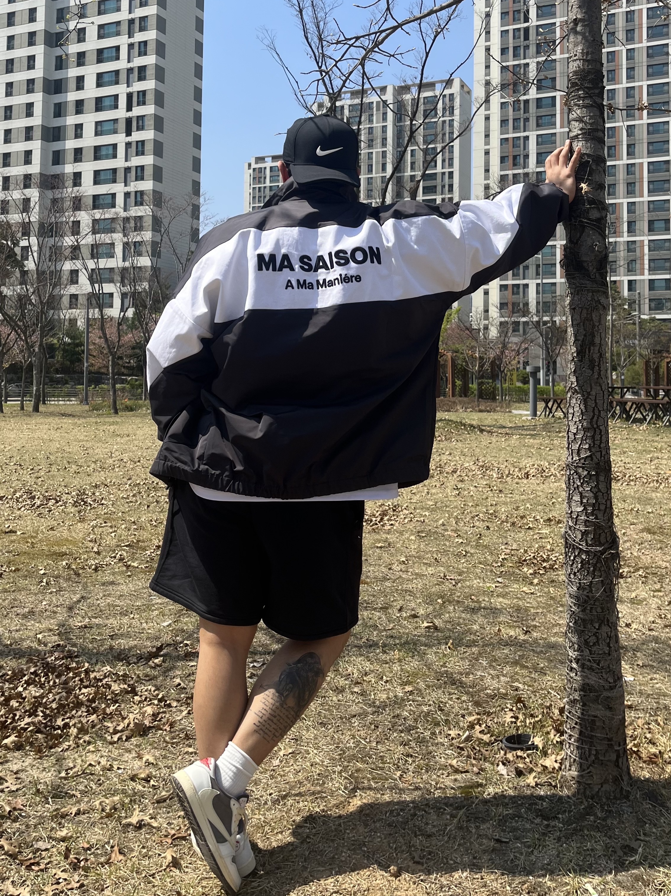 Jordan 1 x Travis Scott Retro Low OG SP Sail and Ridgerock, Nike NRG Solo Swoosh Fleece Shorts Black - Asia 착용 스타일 - 2