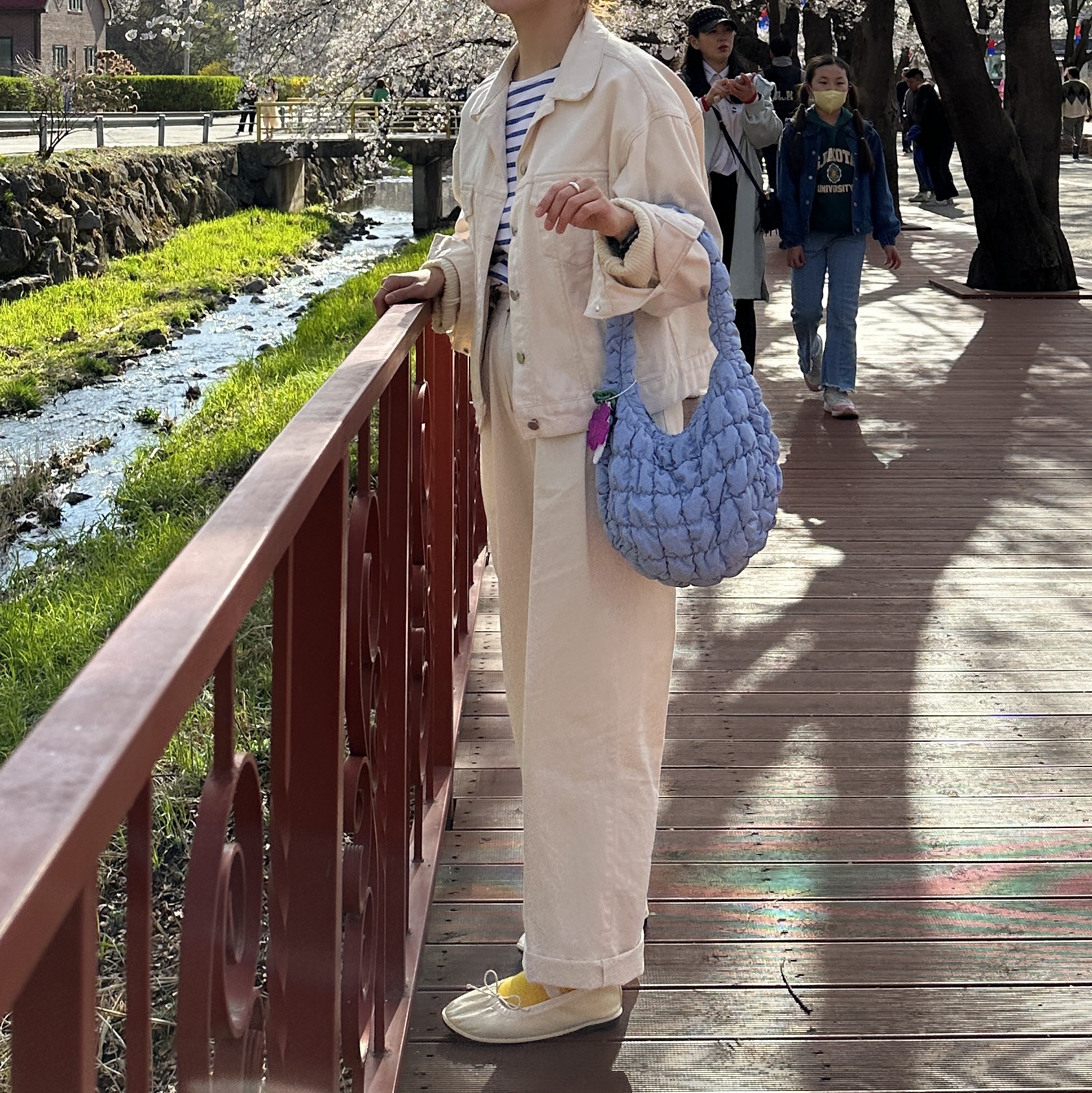 COS Quilted Mini Bag Light Blue 착용 스타일 - 2