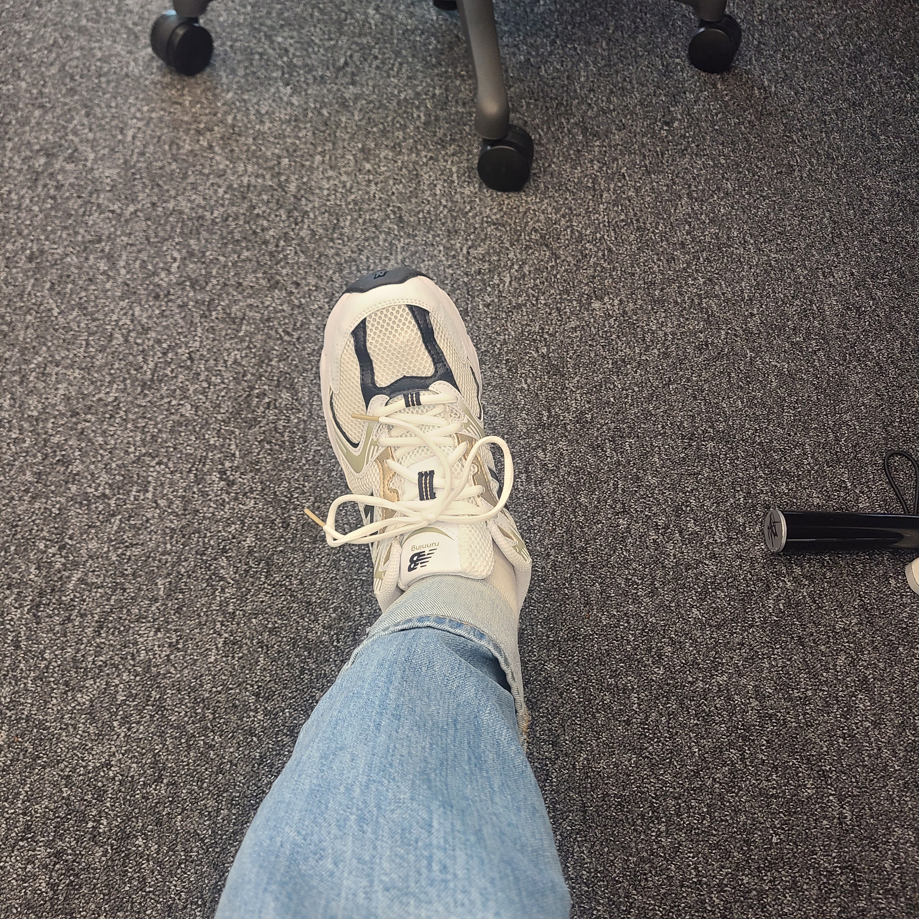 New Balance 530 Off White Gold 착용 스타일