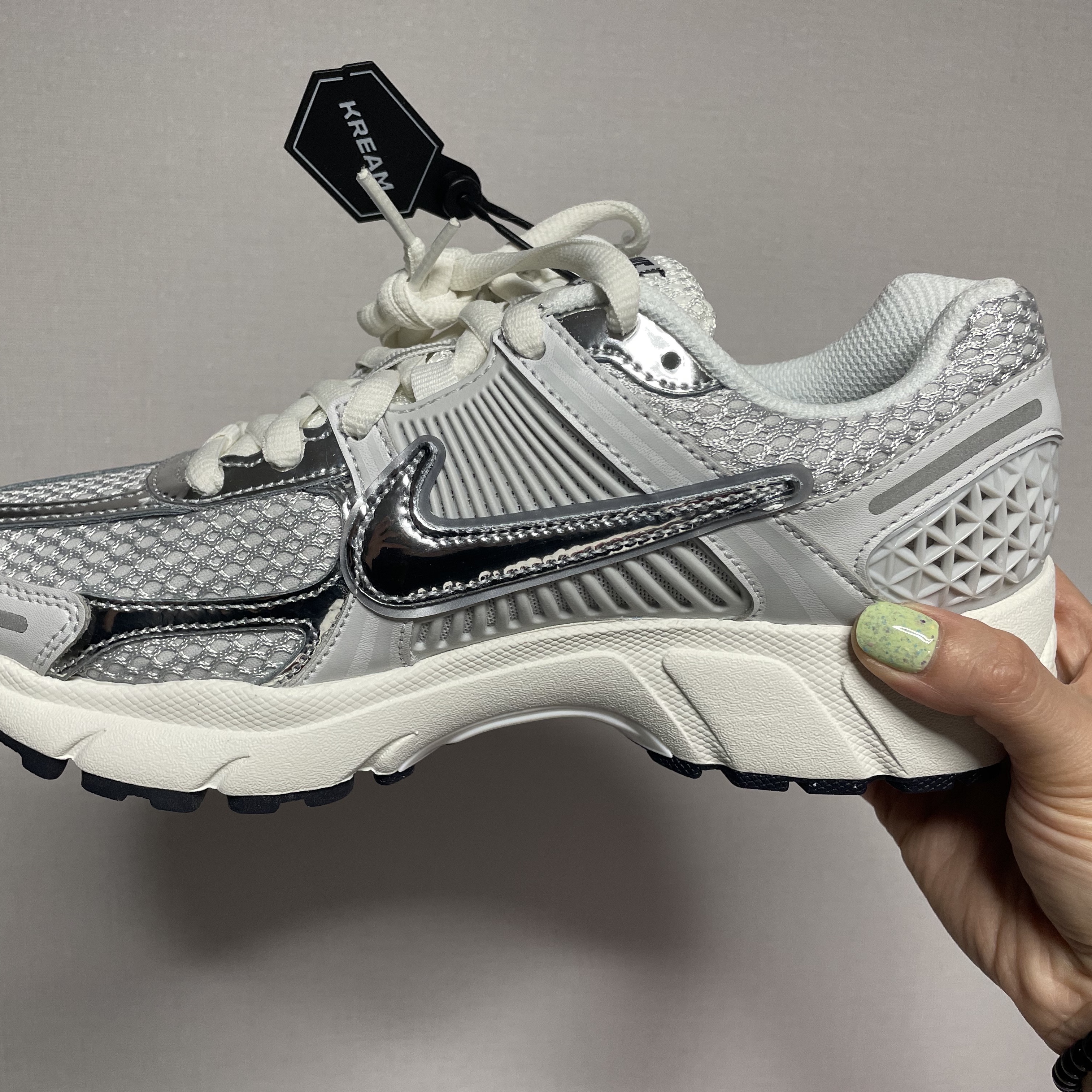 (W) Nike Zoom Vomero 5 Photon Dust and Metallic Silver 착용 스타일