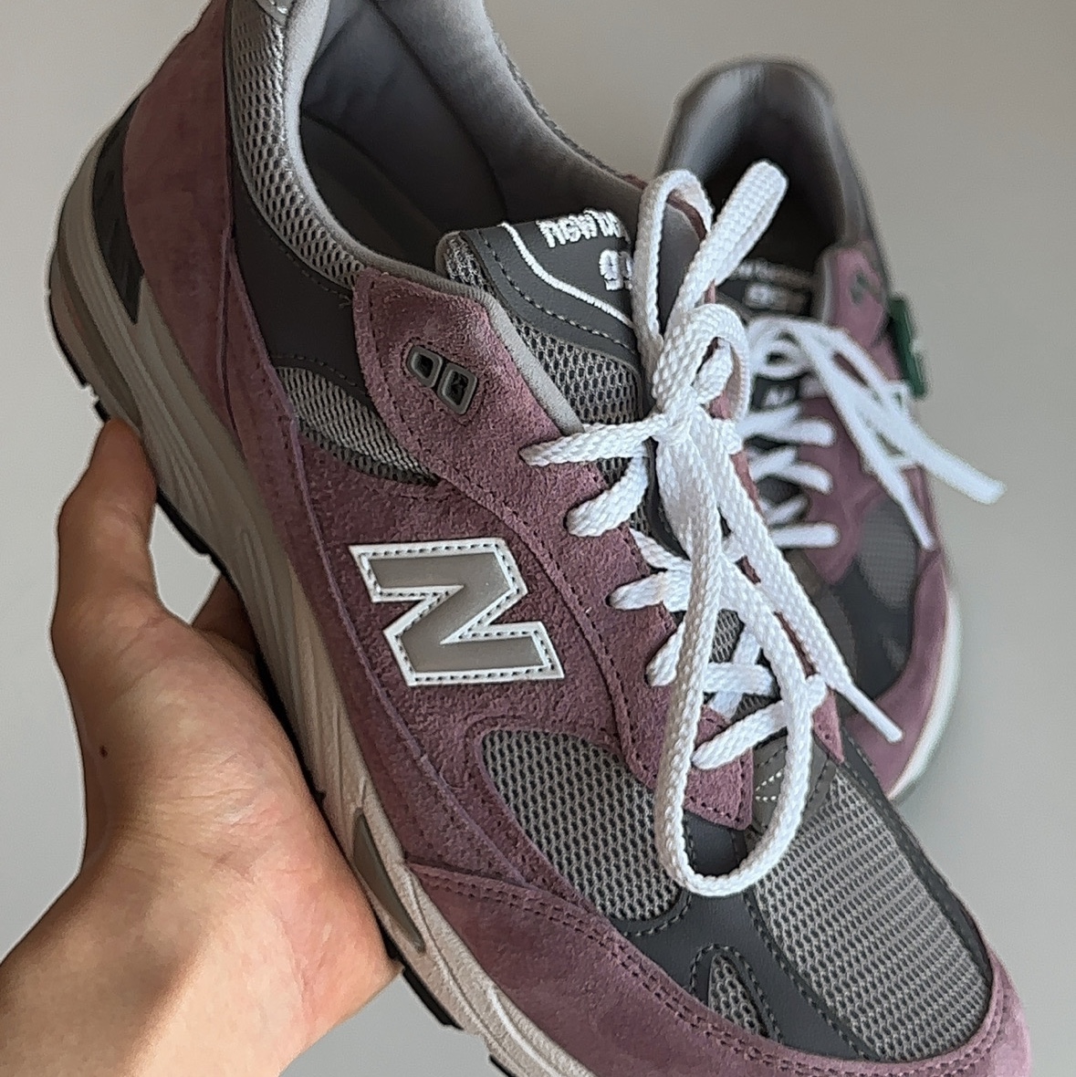 New Balance 991 Made in UK Pink Grey 착용 스타일 - 3