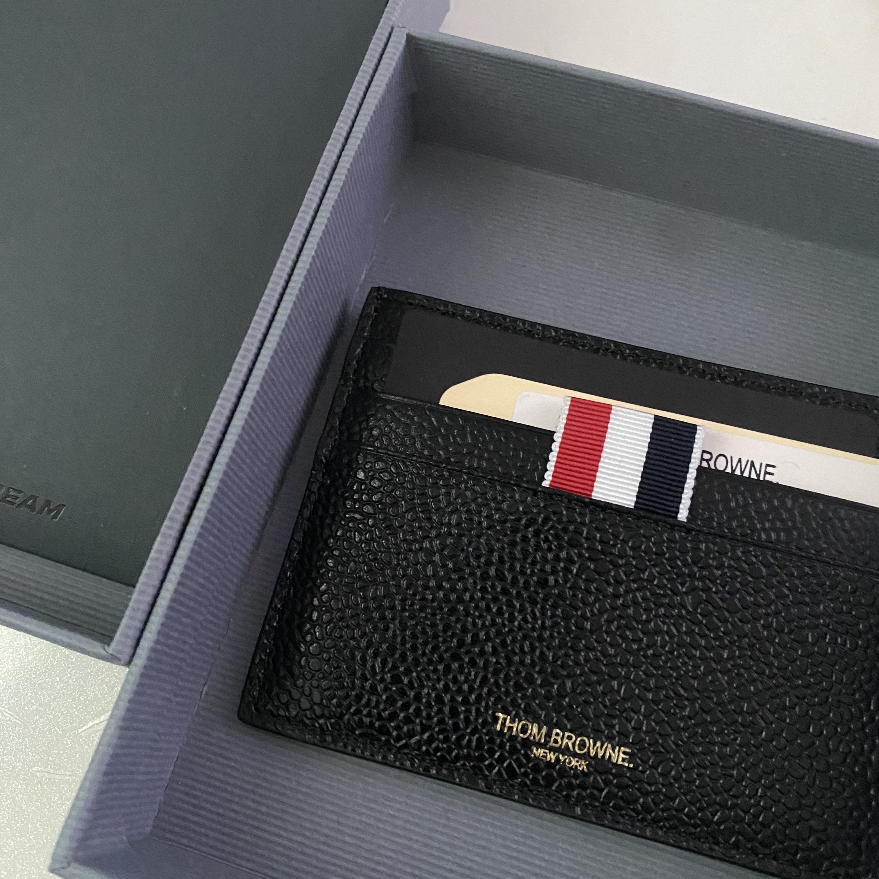 Thom Browne Pebble Grain Leather Stripe Note Compartment Card Holder Black 착용 스타일 - 1