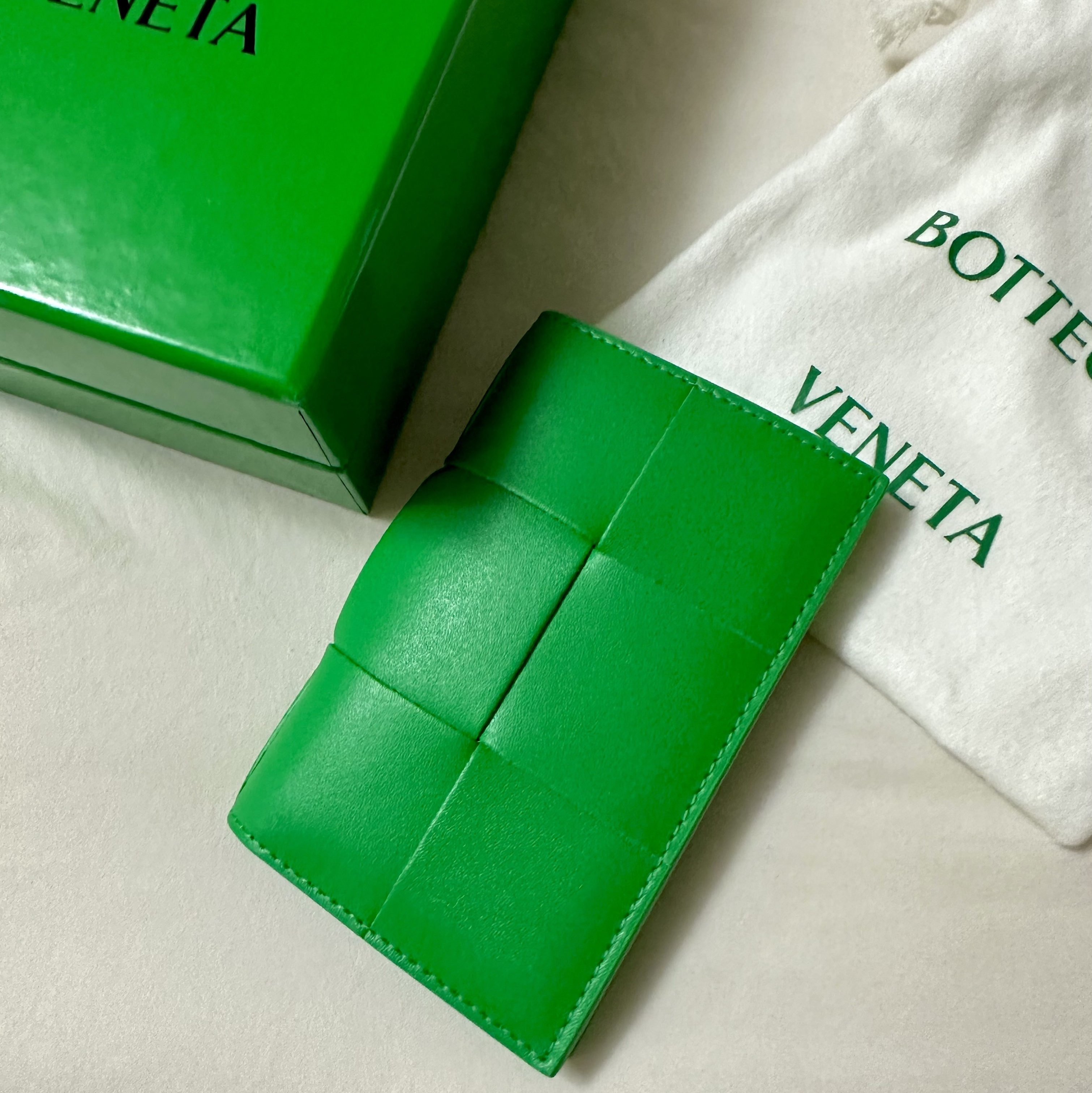 Bottega Veneta Flap Card Case Parakeet 착용 스타일