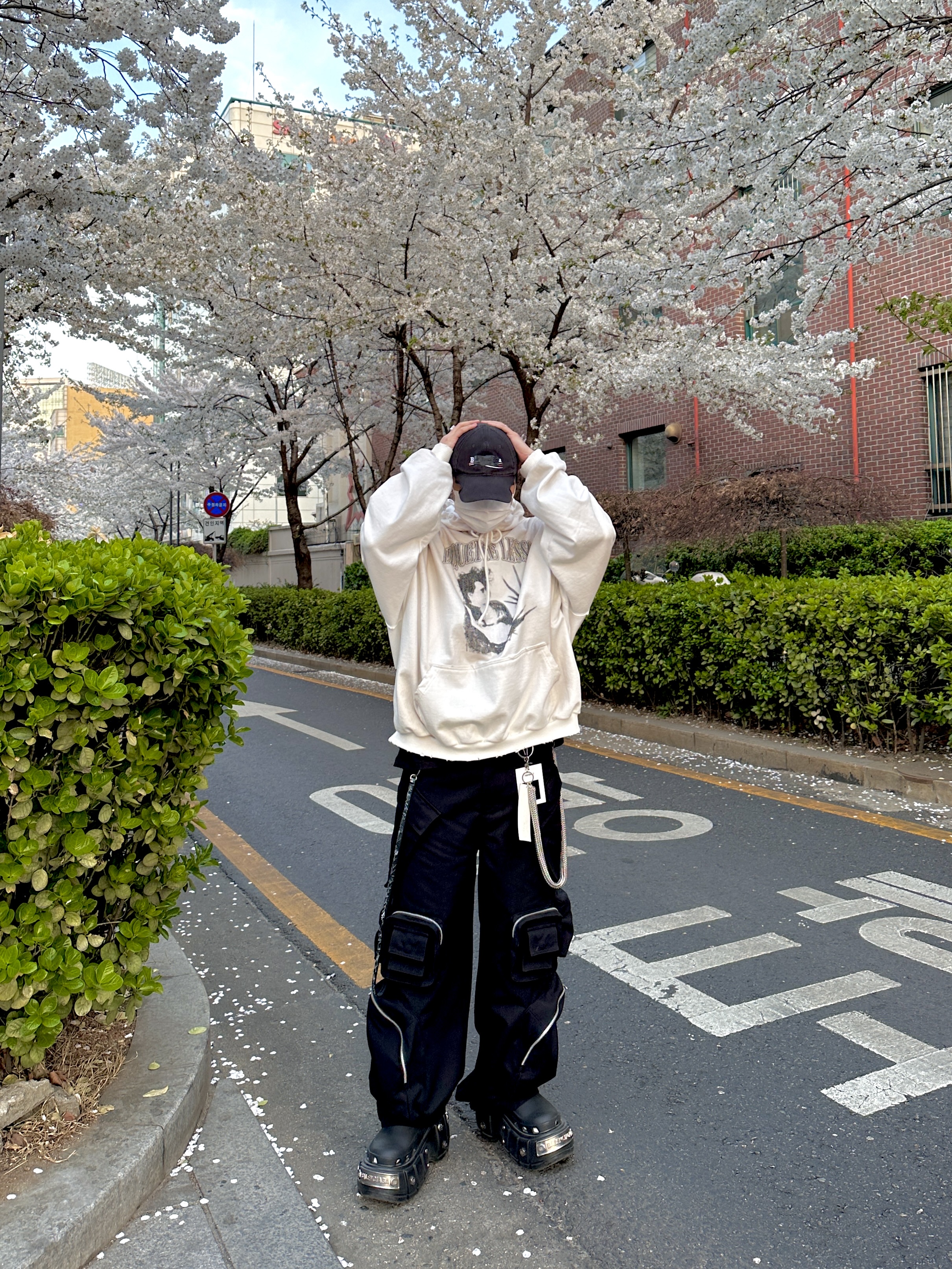 Nonnod Mechanic Cargo Pants Black, Project G/R x Atmos Etiquette Lesson Vintage Washed Hoodie White 착용 스타일 - 3