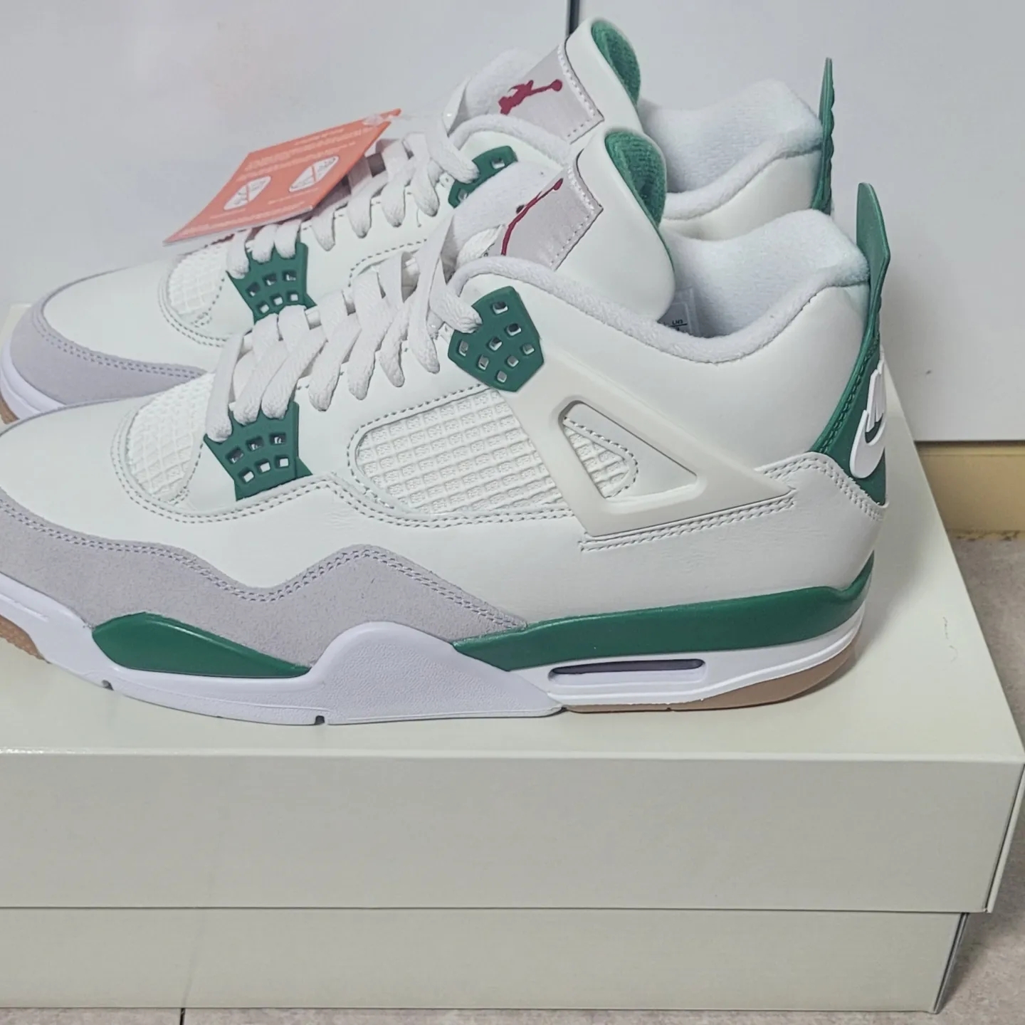 Jordan 4 x Nike SB Retro SP Pine Green 착용 스타일 - 1