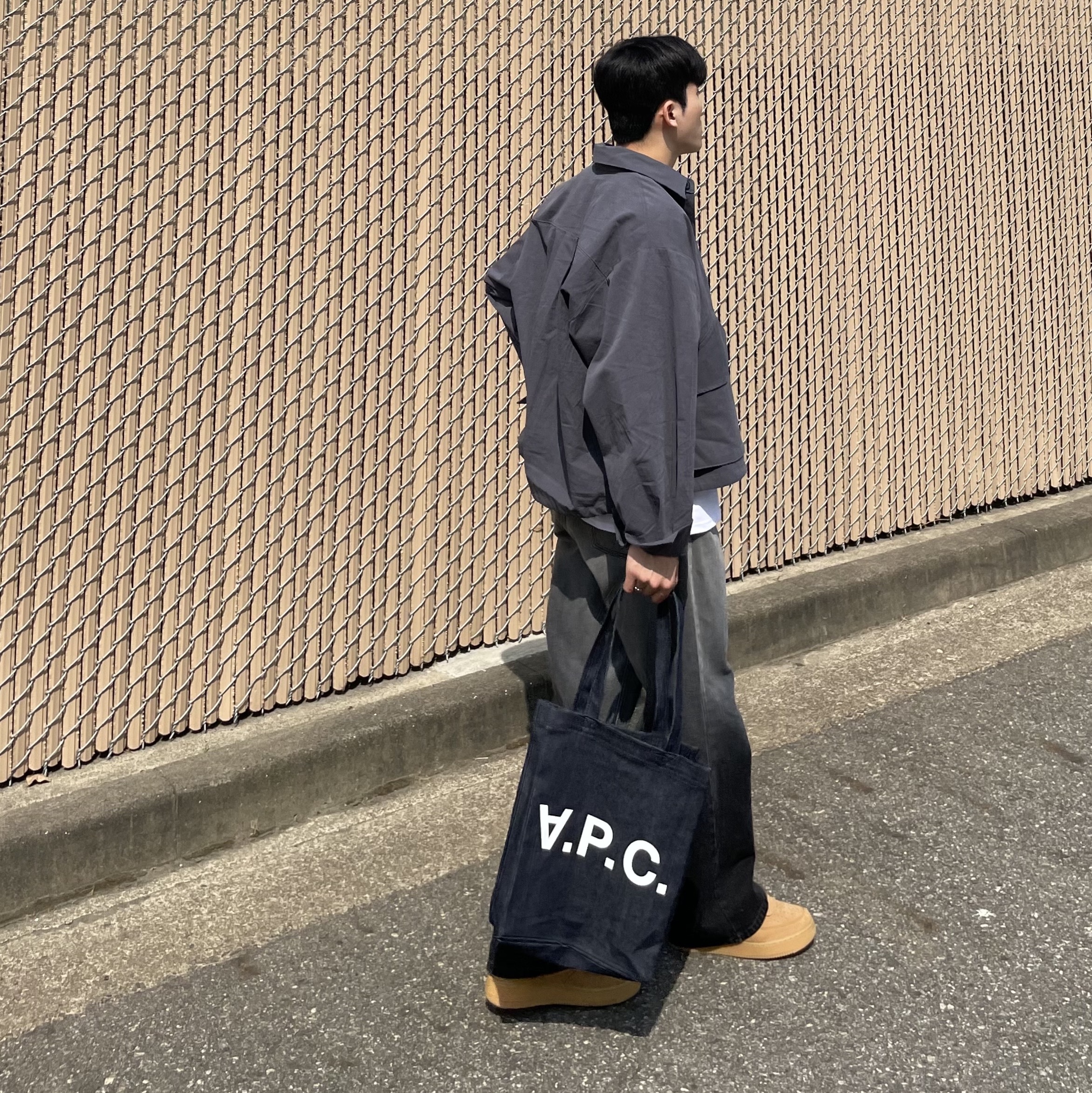 Nike Air Force 1 '07 WB Flax, A.P.C. Laure Tote Bag Blue 착용 스타일 - 3