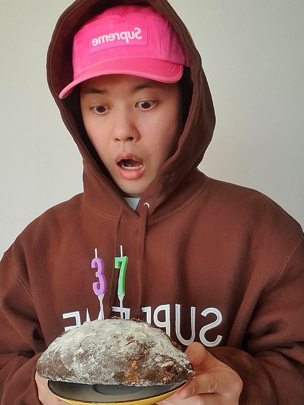 Supreme Capital Hooded Sweatshirt Dark Brown - 22FW, Supreme Washed Chino Twill Camp Cap Pink - 23SS 착용 스타일