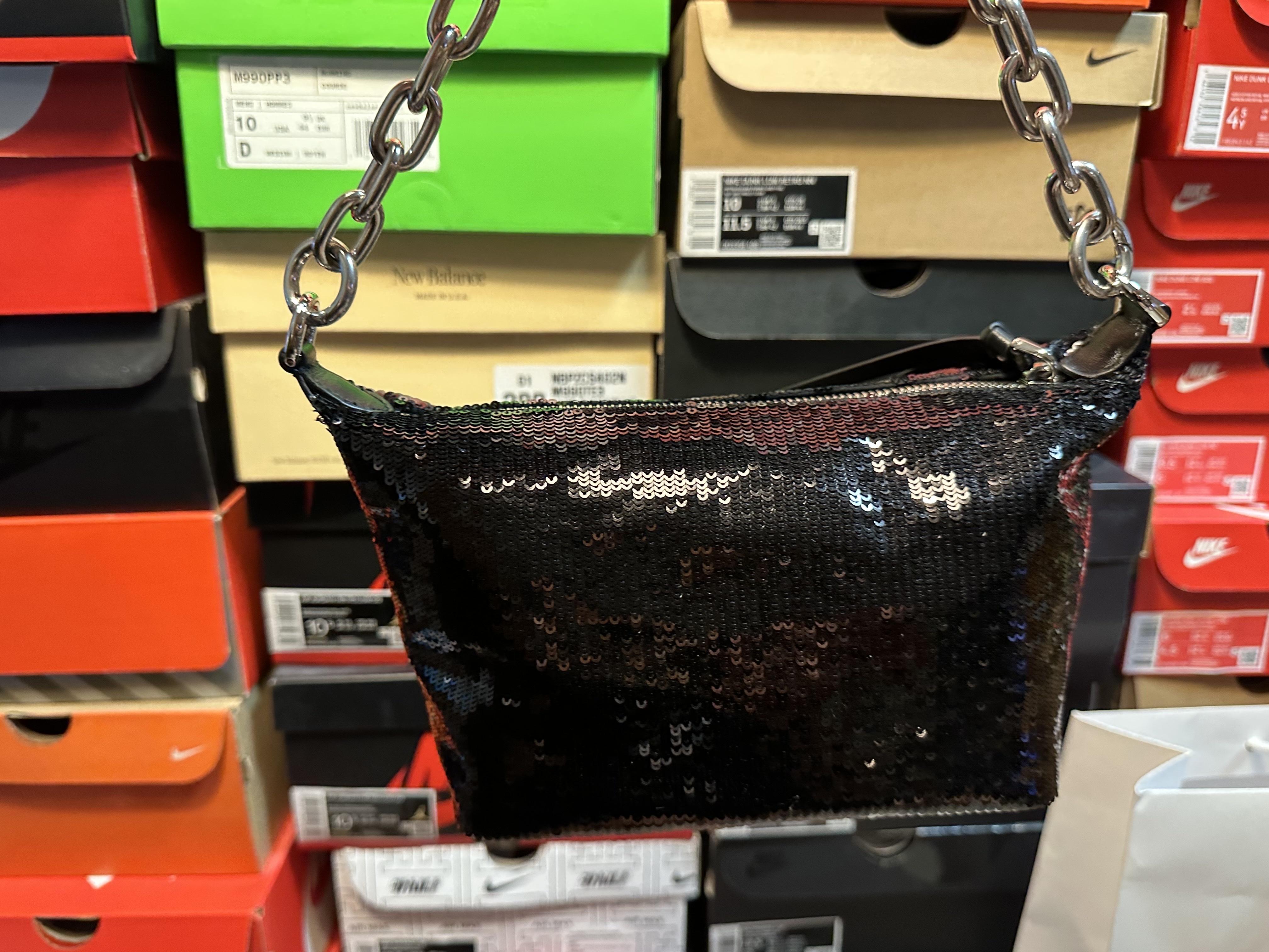 Miu Miu Spirit Sequin Bag Black, Bottega Veneta Bi-Fold Wallet Blueprint 착용 스타일 - 3