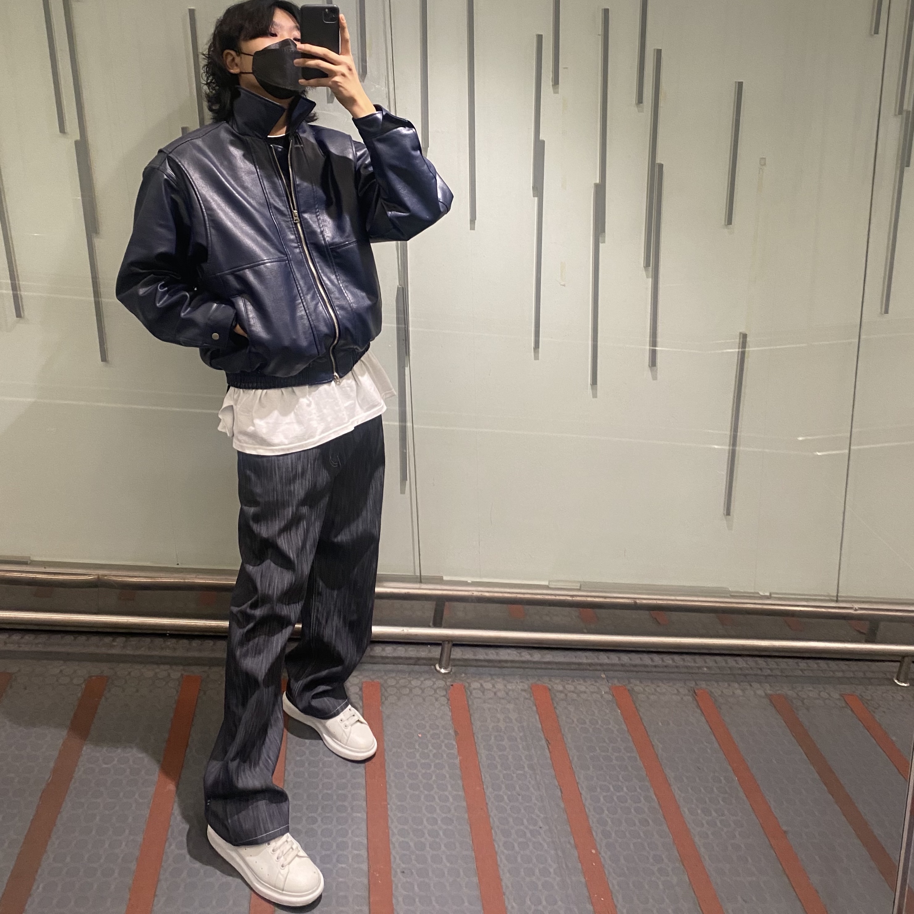 Alexander McQueen Oversized Sneakers White Black 착용 스타일
