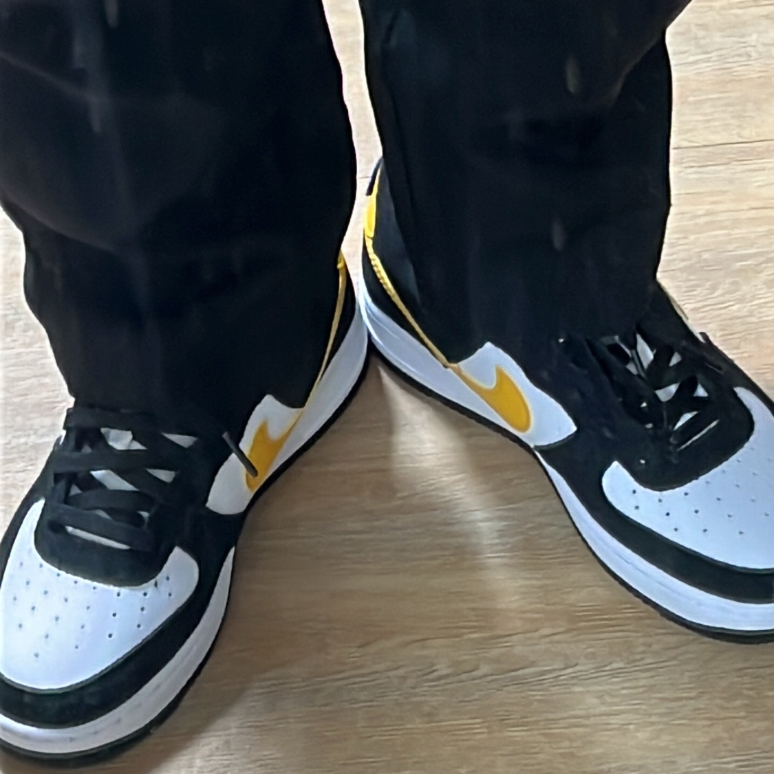 (GS) Nike Air Force 1 LV8 Athletic Club Black Dark Sulfur 착용 스타일 - 2