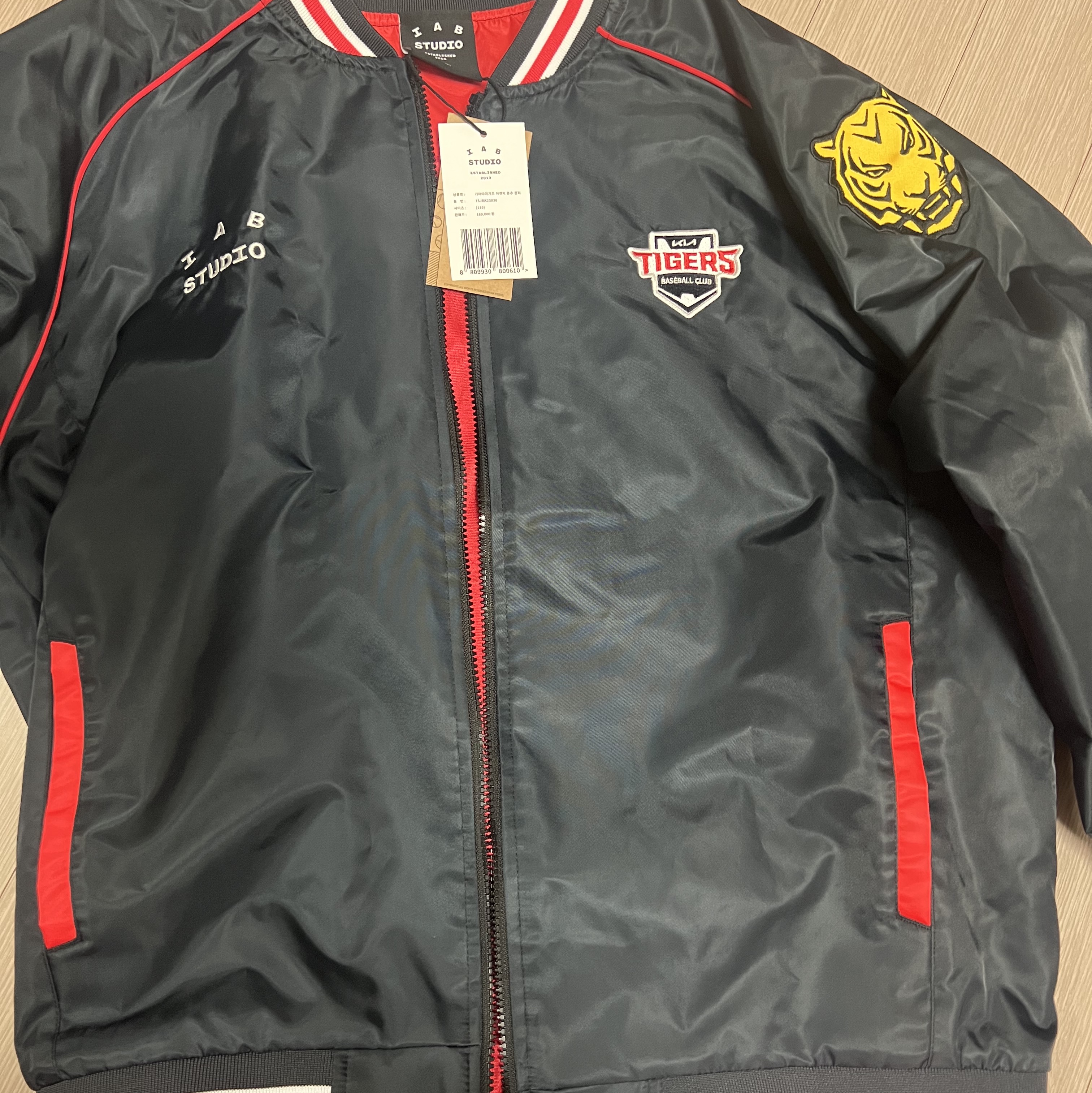 Kia Tigers x IAB Studio Authentic Spring Autumn Jumper Black 착용 스타일