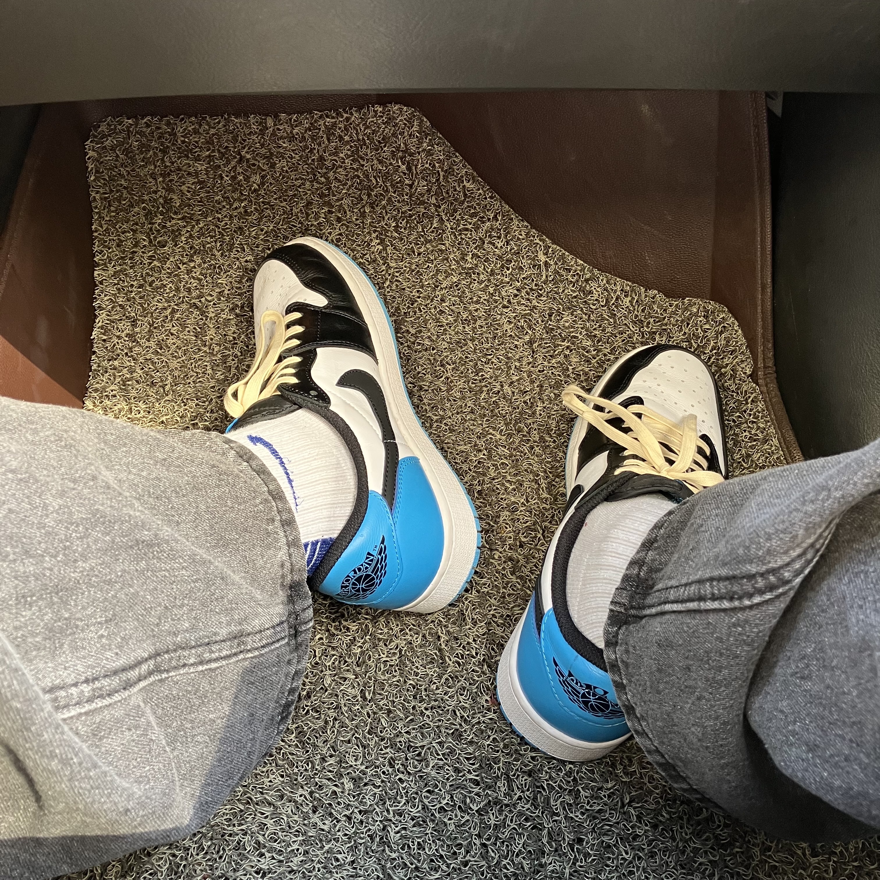 Jordan 1 Retro Low OG Black and Dark Powder Blue 착용 스타일