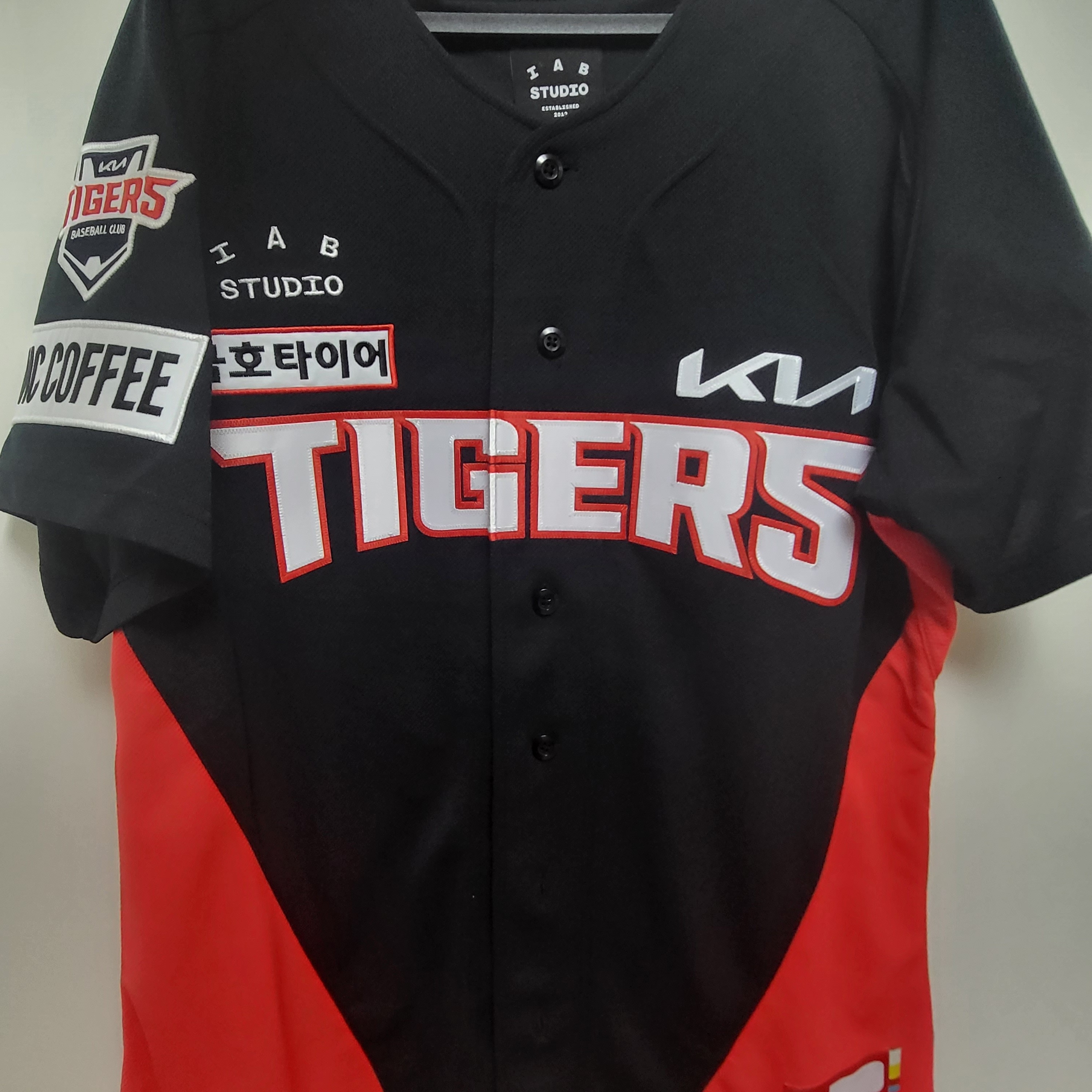 Kia Tigers x IAB Studio 23 Authentic Away Uniform Black (Non Marking Ver.), Nike Dunk Low Retro Black 착용 스타일 - 1