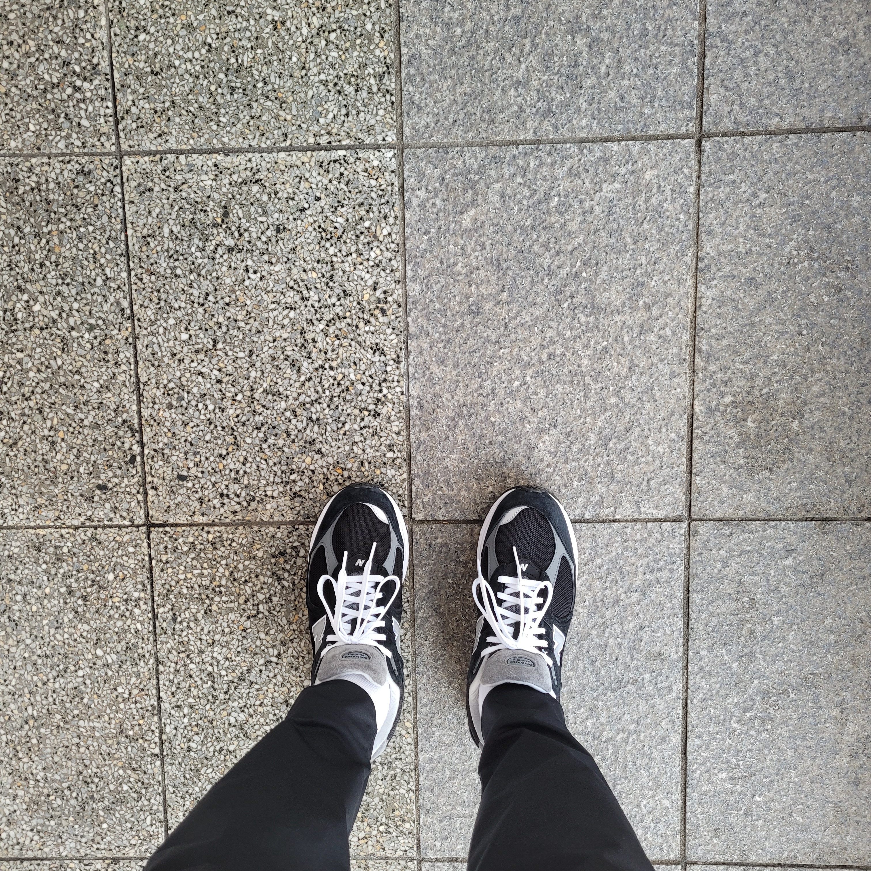 New Balance 2002R Gore-Tex Black Silver Metalic 착용 스타일 - 2