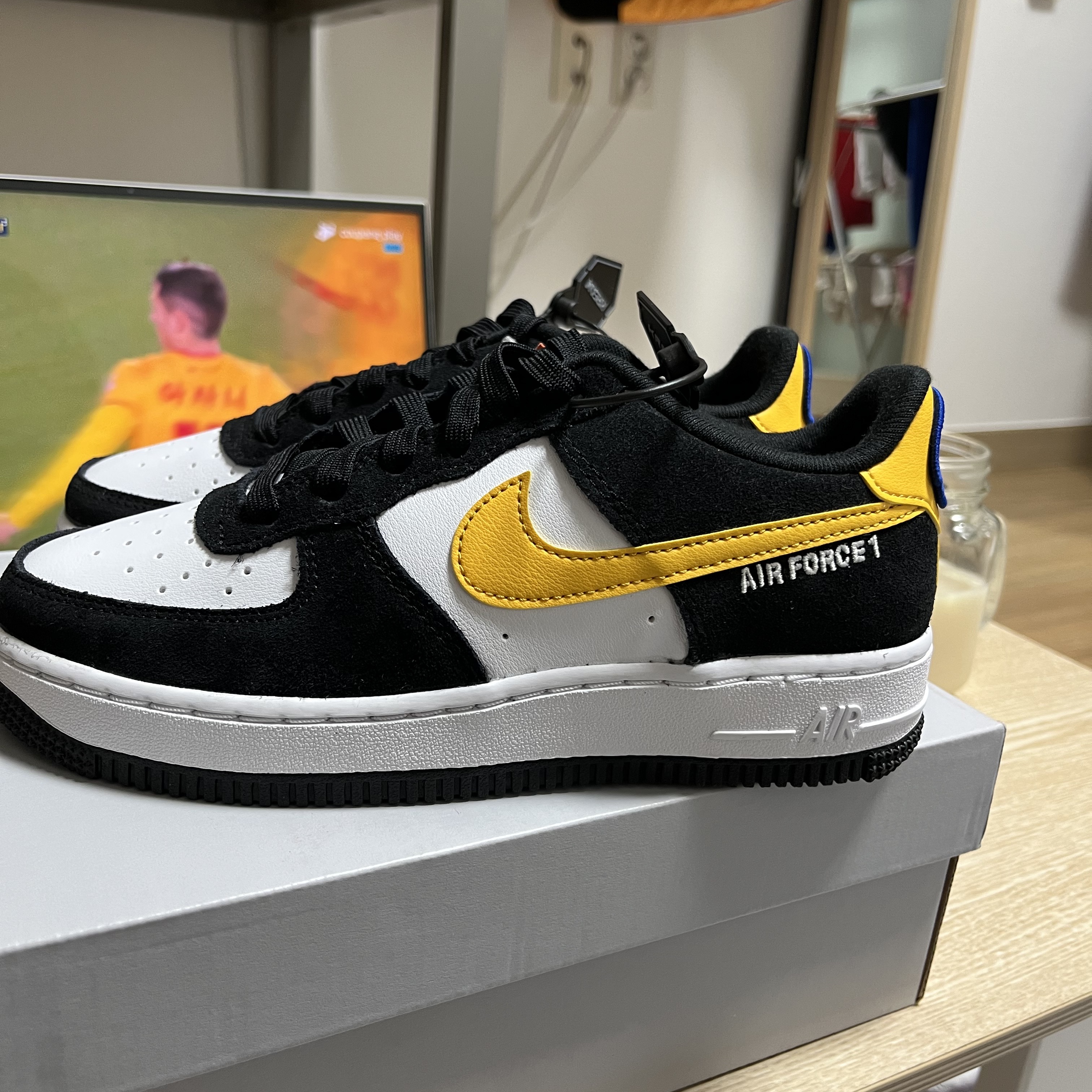 (GS) Nike Air Force 1 LV8 Athletic Club Black Dark Sulfur 착용 스타일 - 1