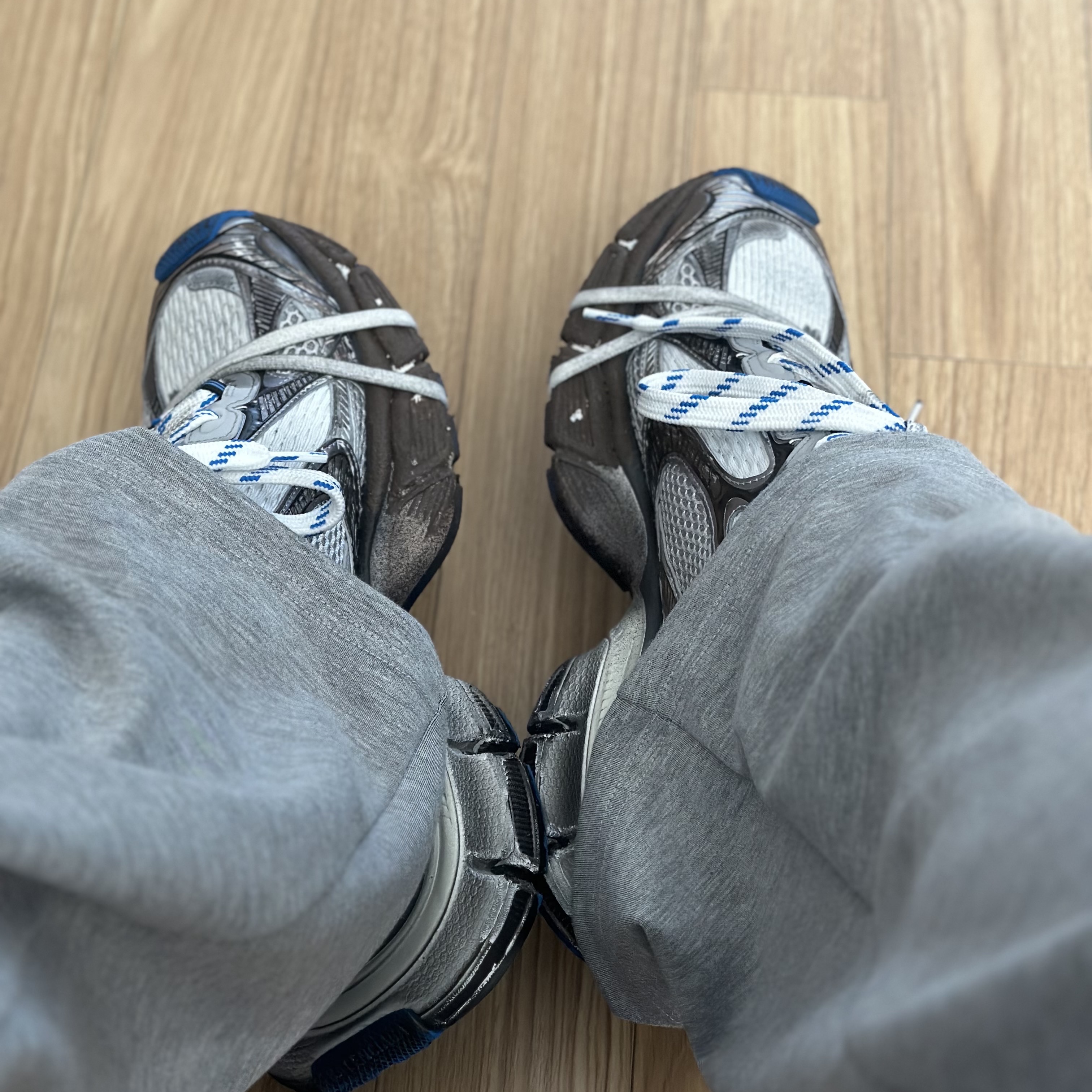 Balenciaga 3XL Sneakers Worn Out Grey White Blue 착용 스타일