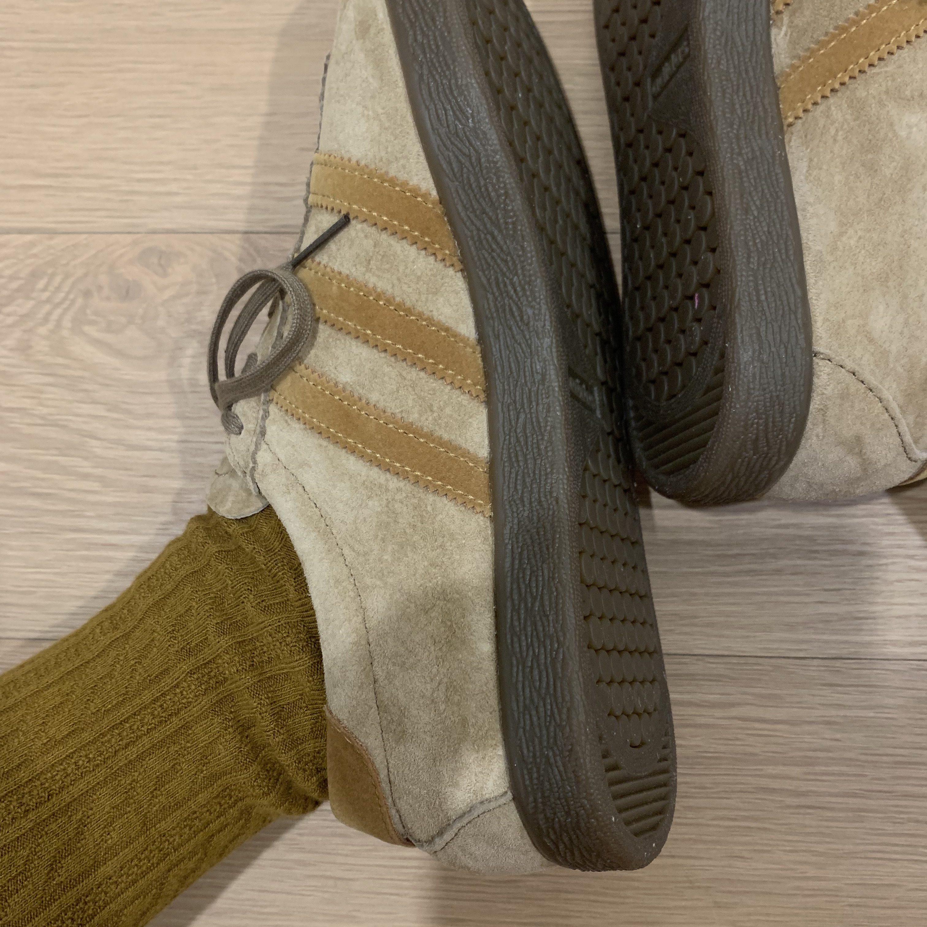 Adidas Tobacco Pantone Mesa 착용 스타일 - 4