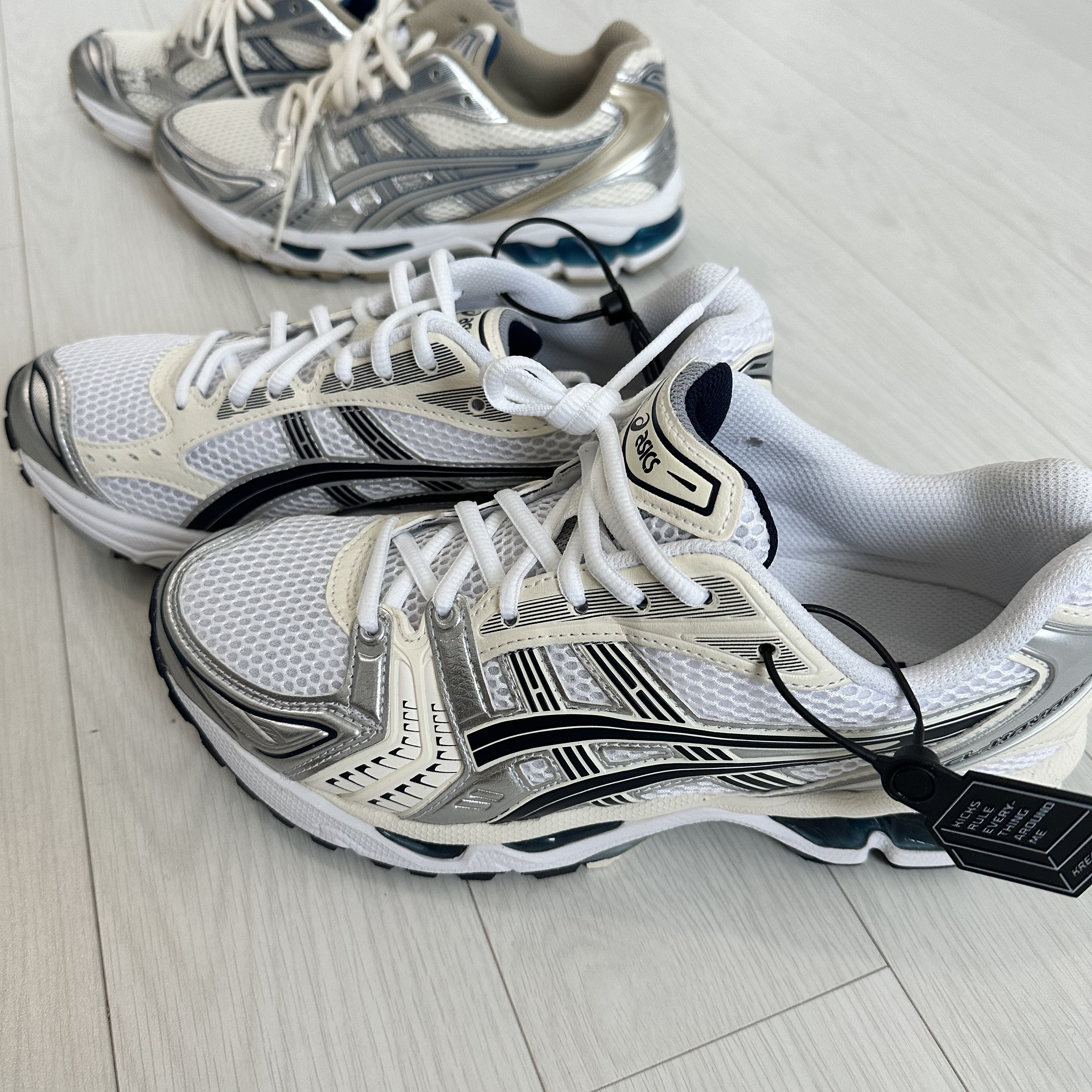 (W) Asics Gel-Kayano 14 White Midnight, Asics Gel-Kayano 14 Cream Pure Silver 착용 스타일 - 1
