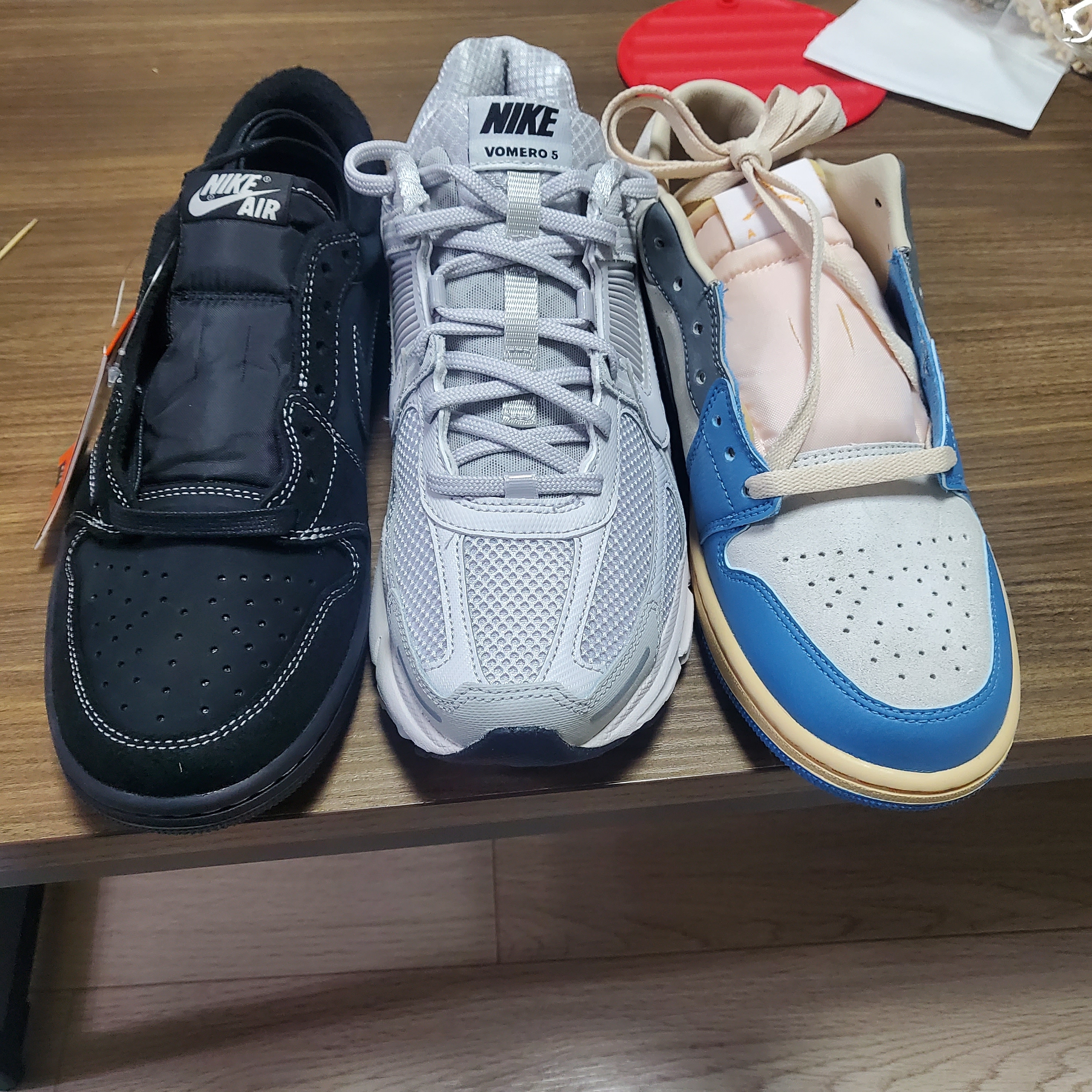Jordan 1 x Travis Scott Retro Low OG SP Black Phantom, Nike Zoom Vomero 5 SP Vast Grey 2023 착용 스타일