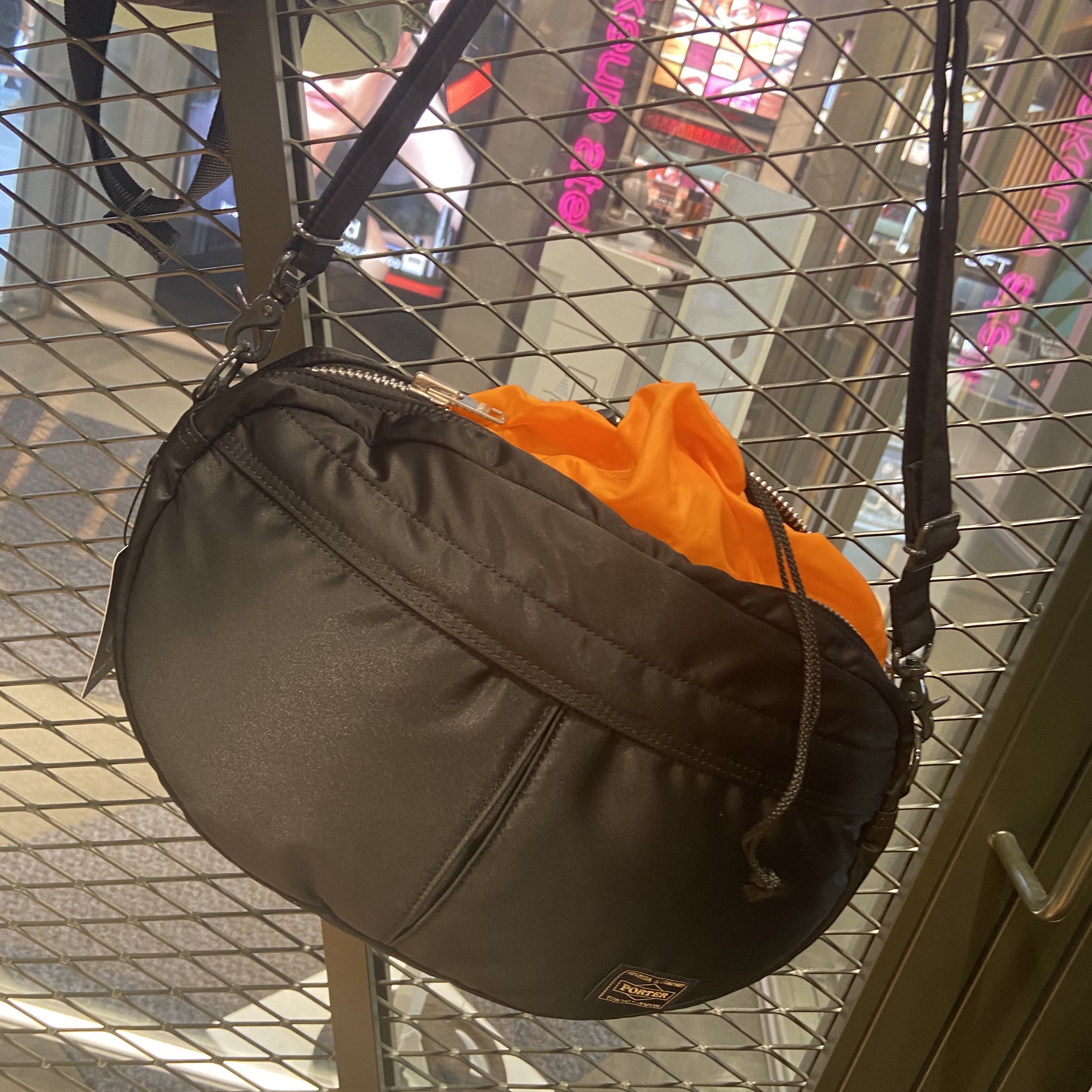 Porter Tanker Shoulder Bag S Black 착용 스타일 - 3