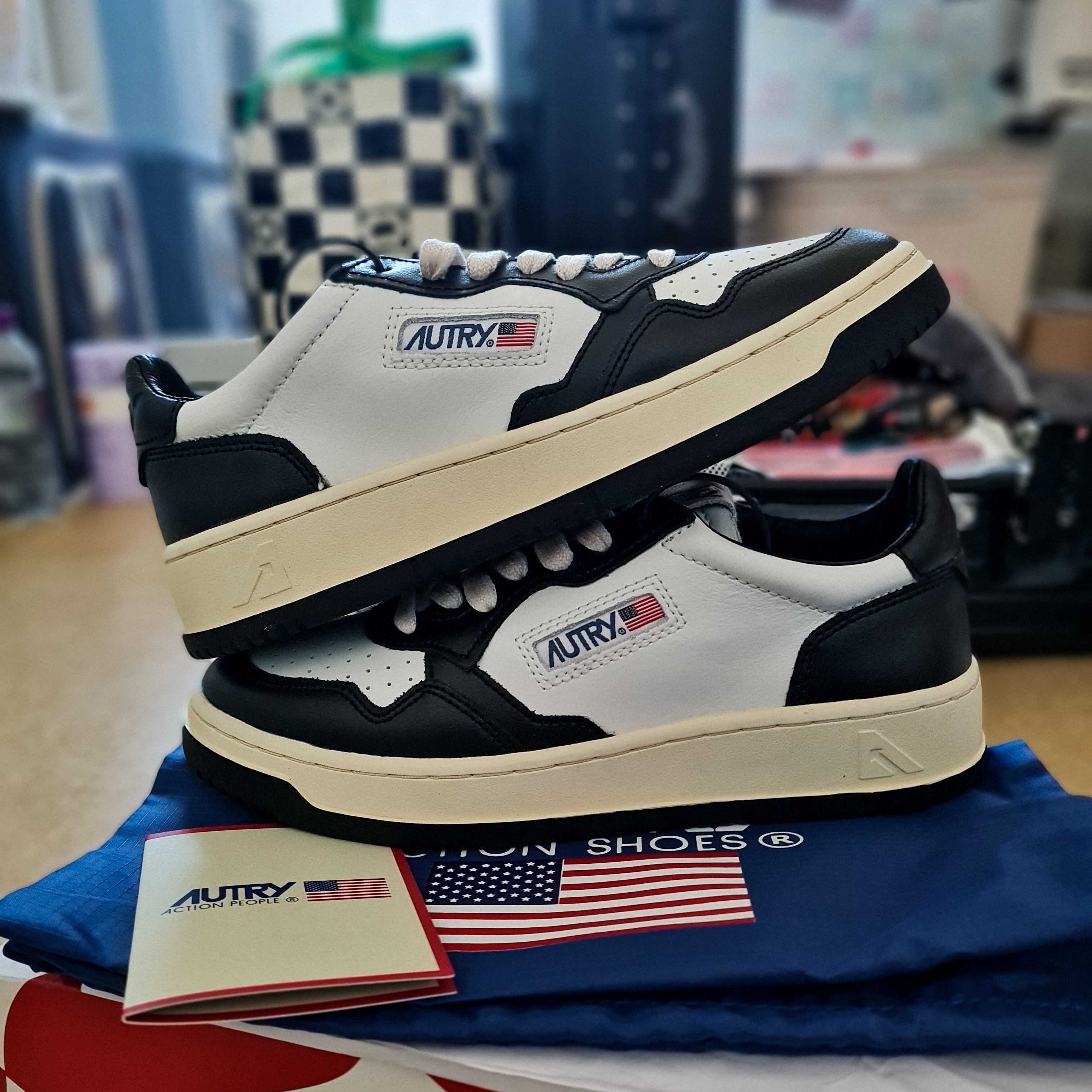 Autry Medalist Low Leather Sneakers Black White 착용 스타일