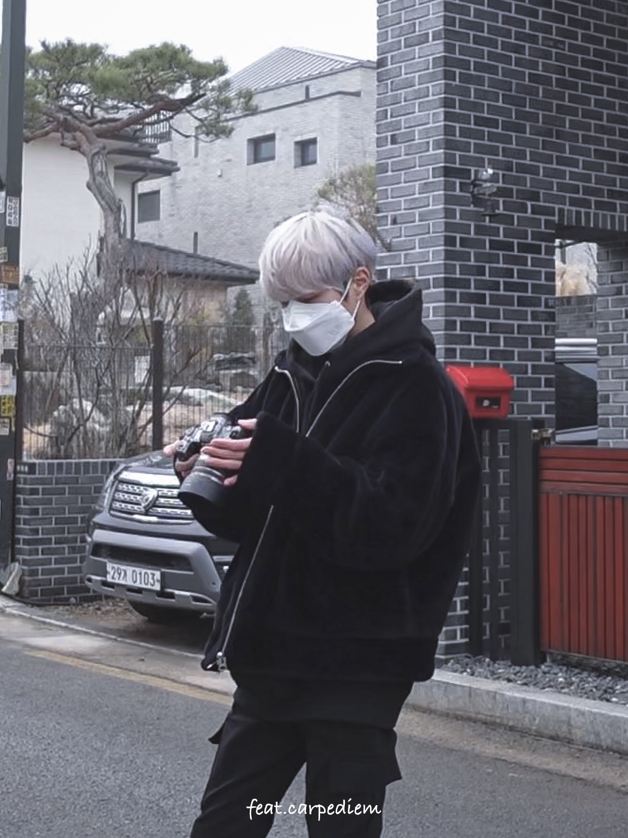 Balenciaga Political Campaign Medium Fit Hoodie Black 착용 스타일