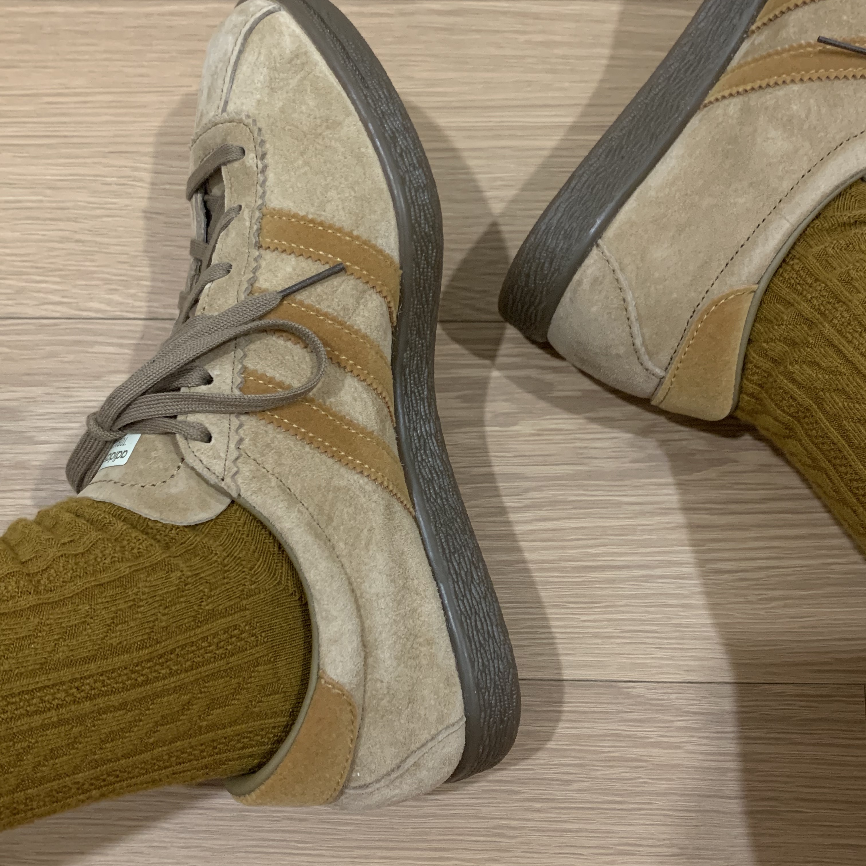 Adidas Tobacco Pantone Mesa 착용 스타일 - 2