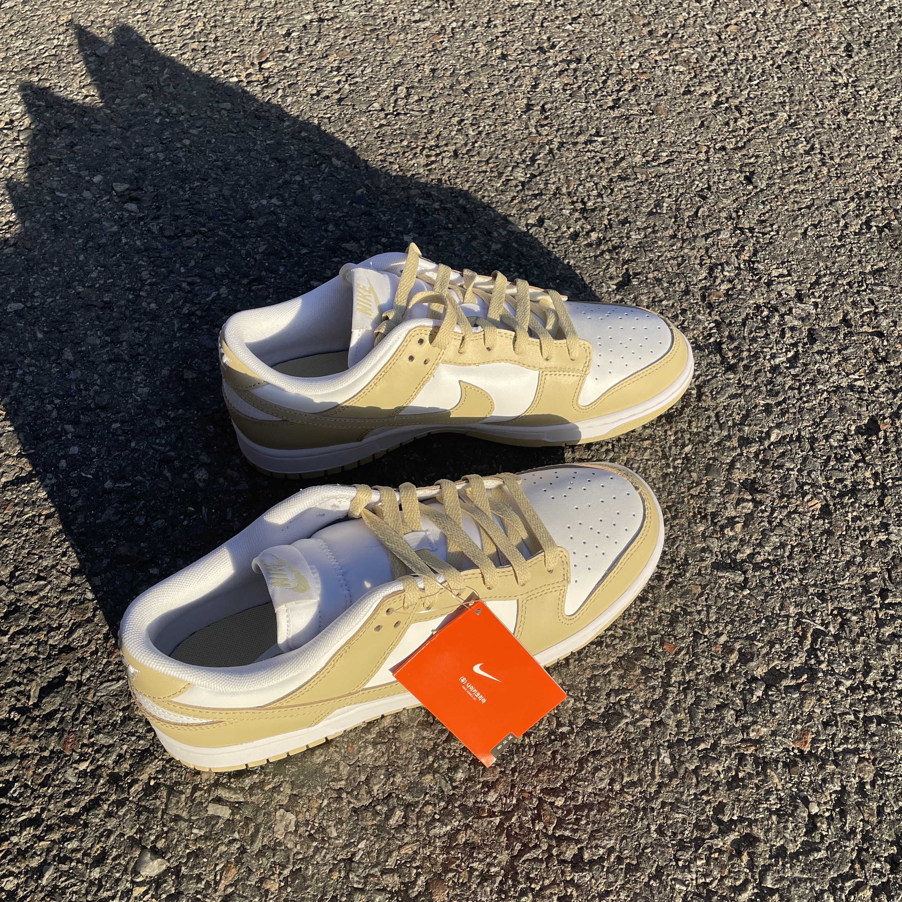 Nike Dunk Low Team Gold and White 착용 스타일 - 2