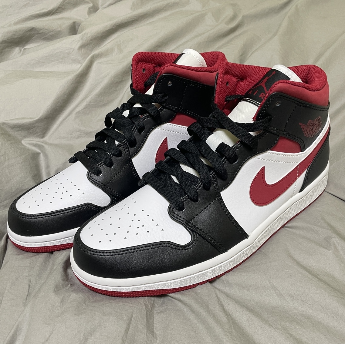 Jordan 1 Mid Gym Red Black White 착용 스타일 - 1