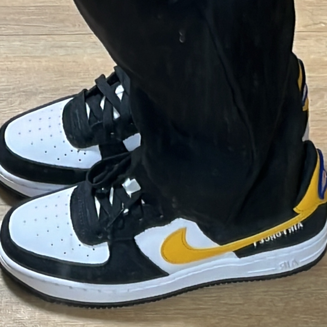 (GS) Nike Air Force 1 LV8 Athletic Club Black Dark Sulfur 착용 스타일 - 3