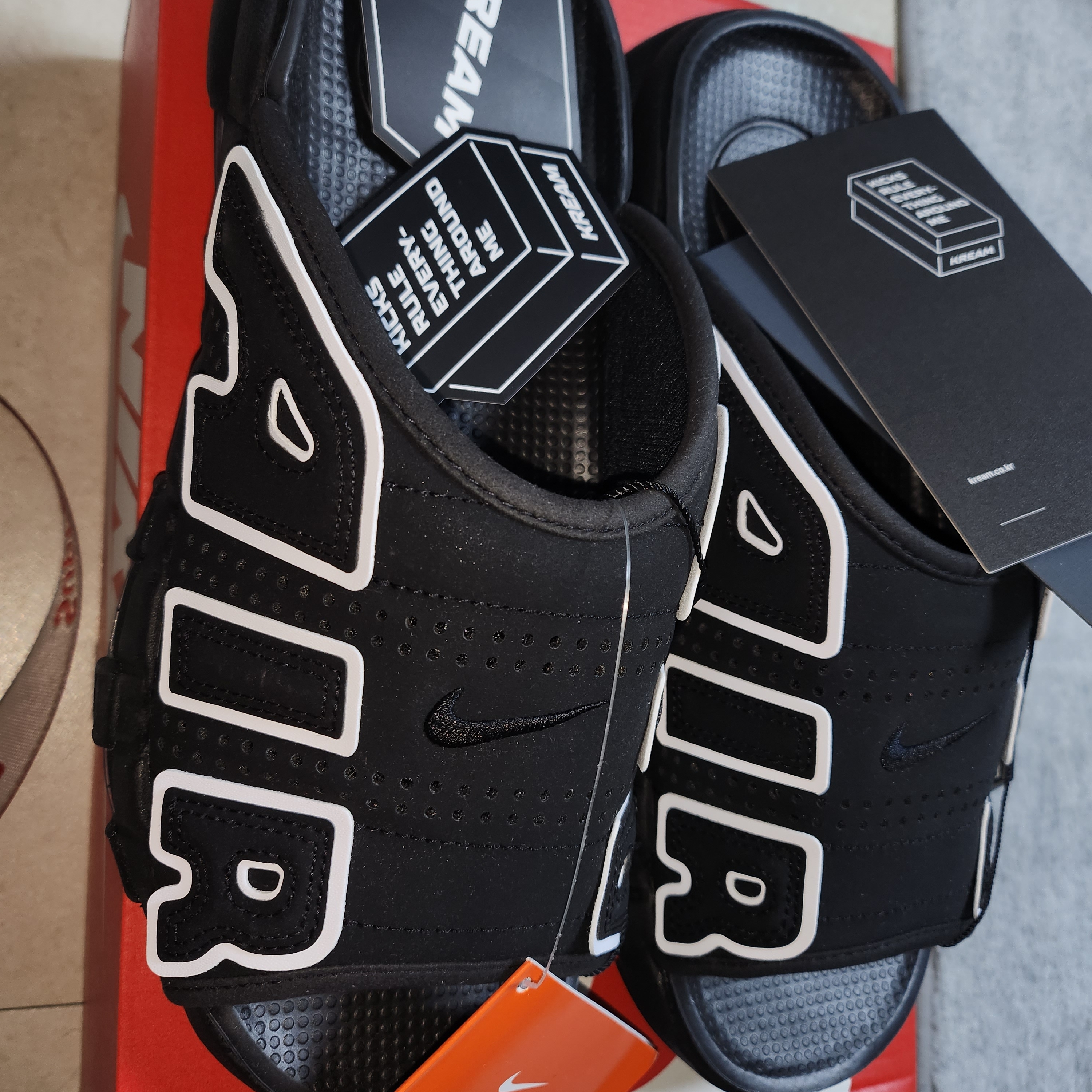 Nike Air More Uptempo Slide Black White 착용 스타일