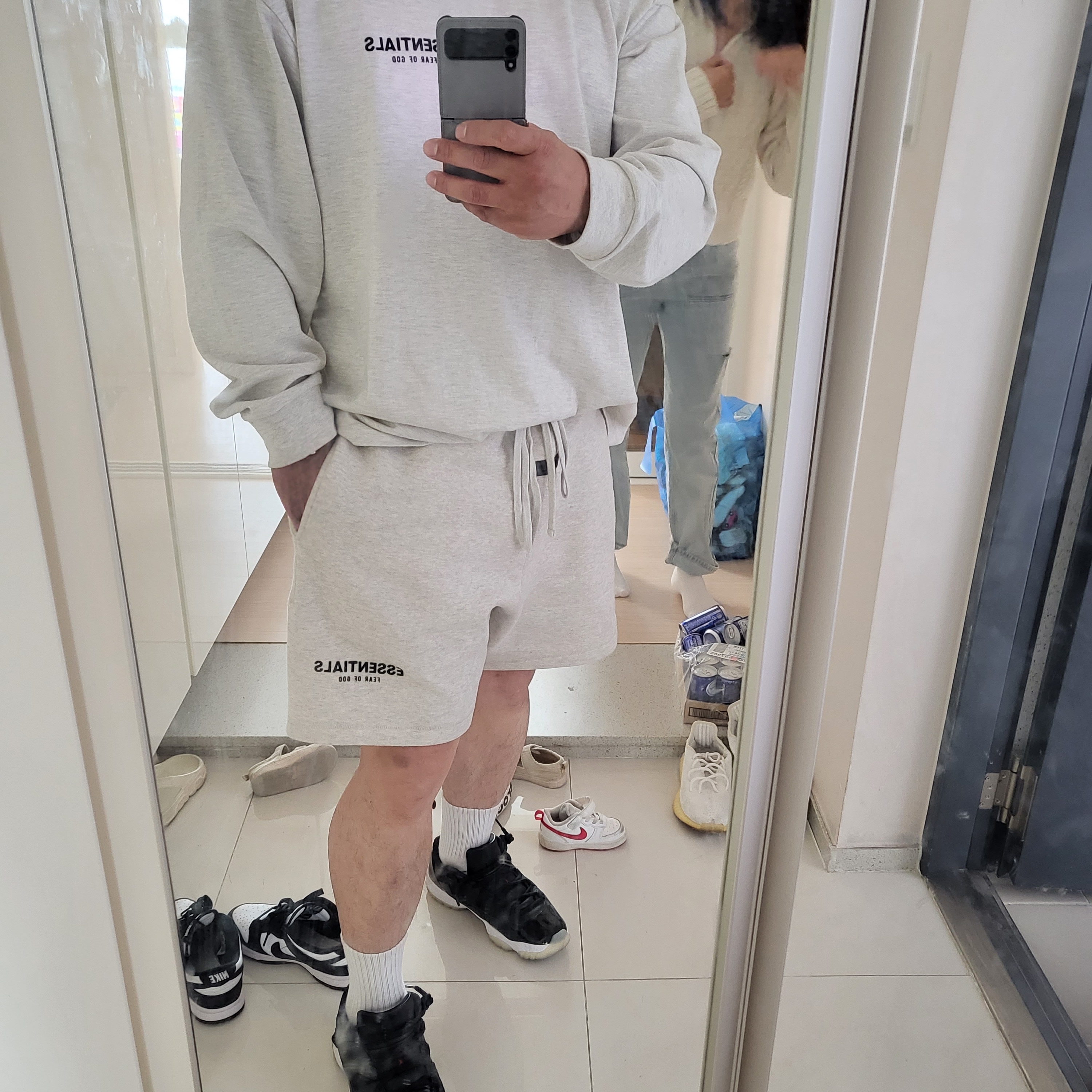 Essentials The Core Collection Sweatshorts Light Oatmeal, Essentials The Core Collection Long Sleeve T-Shirt Light Oatmeal 착용 스타일