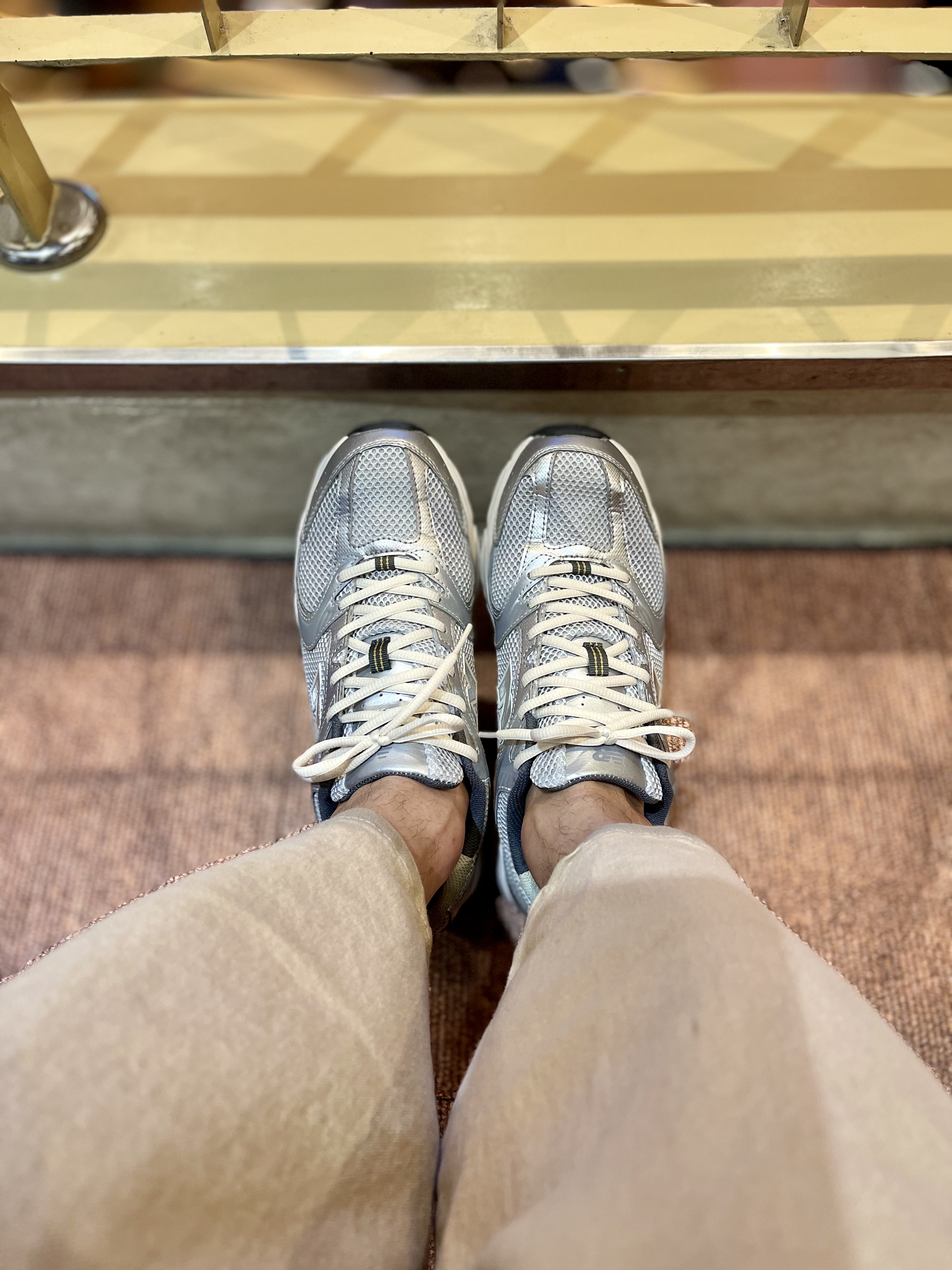 New Balance 530 Earth 착용 스타일 - 2