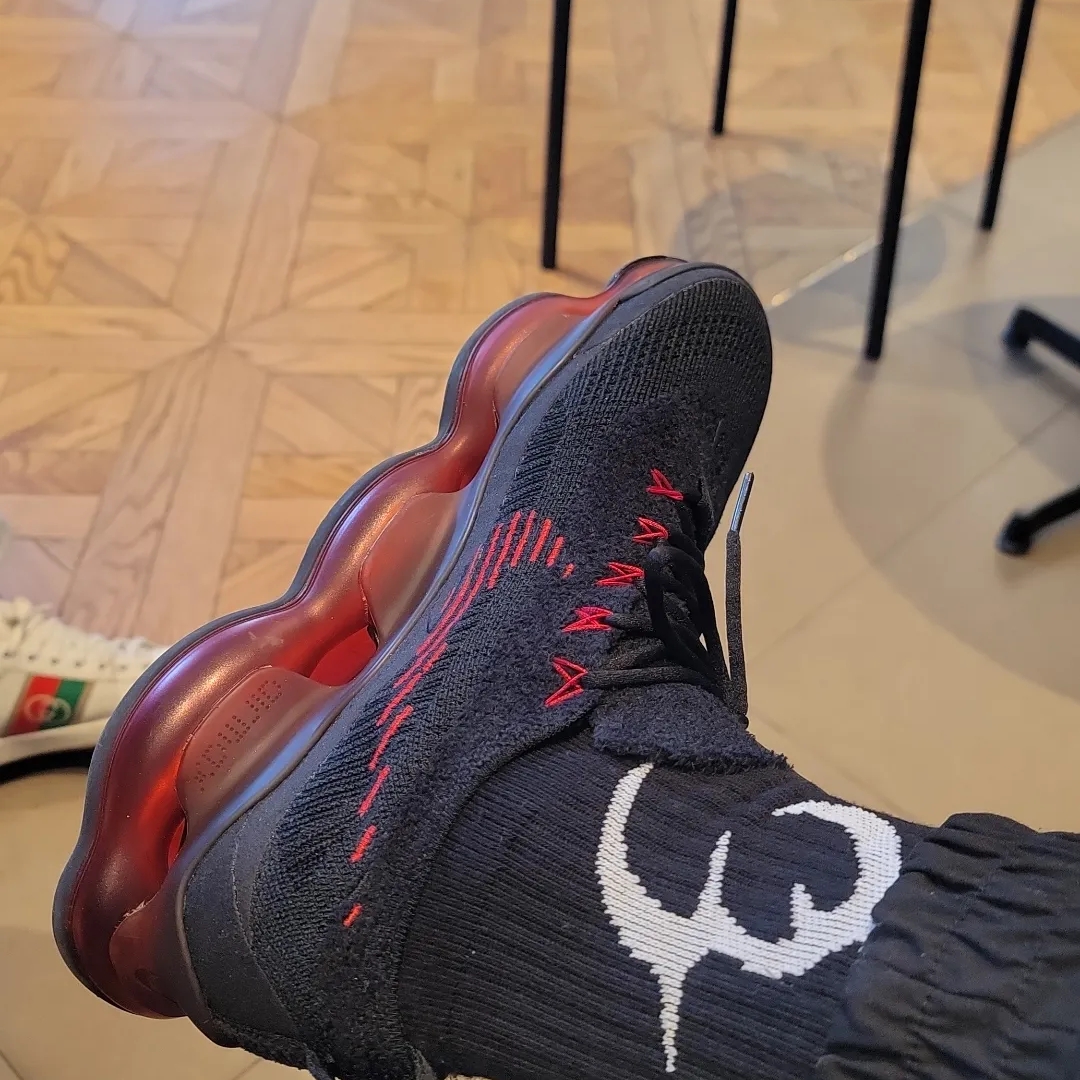 Nike Air Max Scorpion Flyknit Black and University Red 착용 스타일