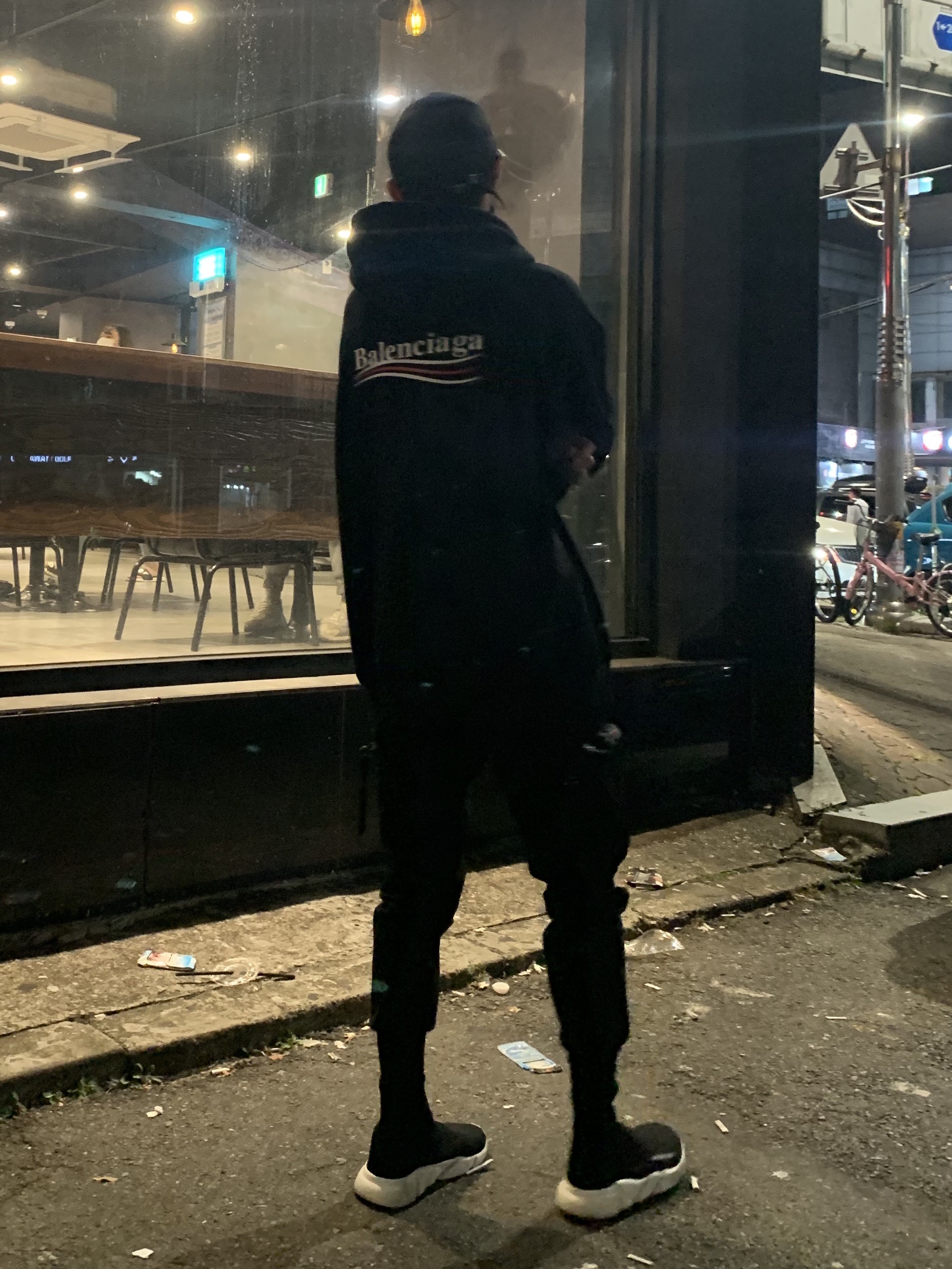 Balenciaga Political Campaign Medium Fit Hoodie Black, Balenciaga Speed Trainer Black White 2018 착용 스타일 - 2