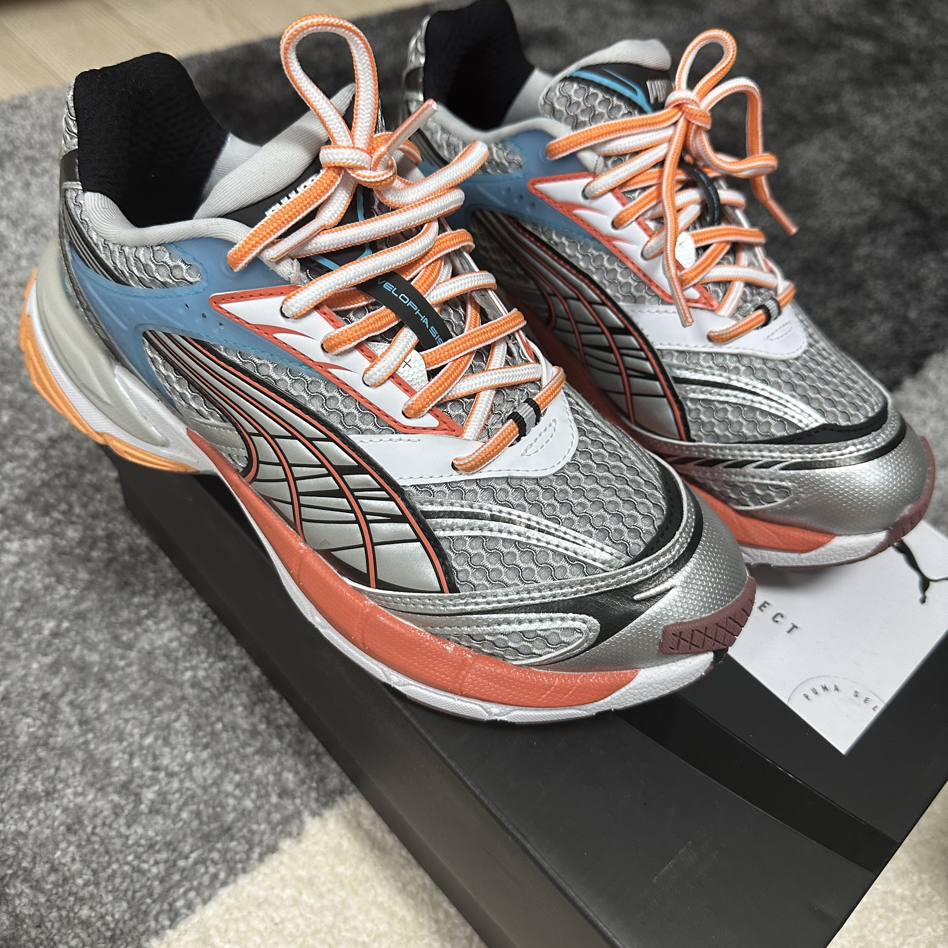 Puma Velophasis Phased Cool Light Gray Chili Powder 착용 스타일