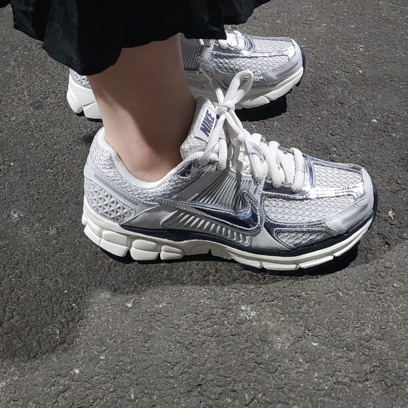 (W) Nike Zoom Vomero 5 Photon Dust and Metallic Silver 착용 스타일