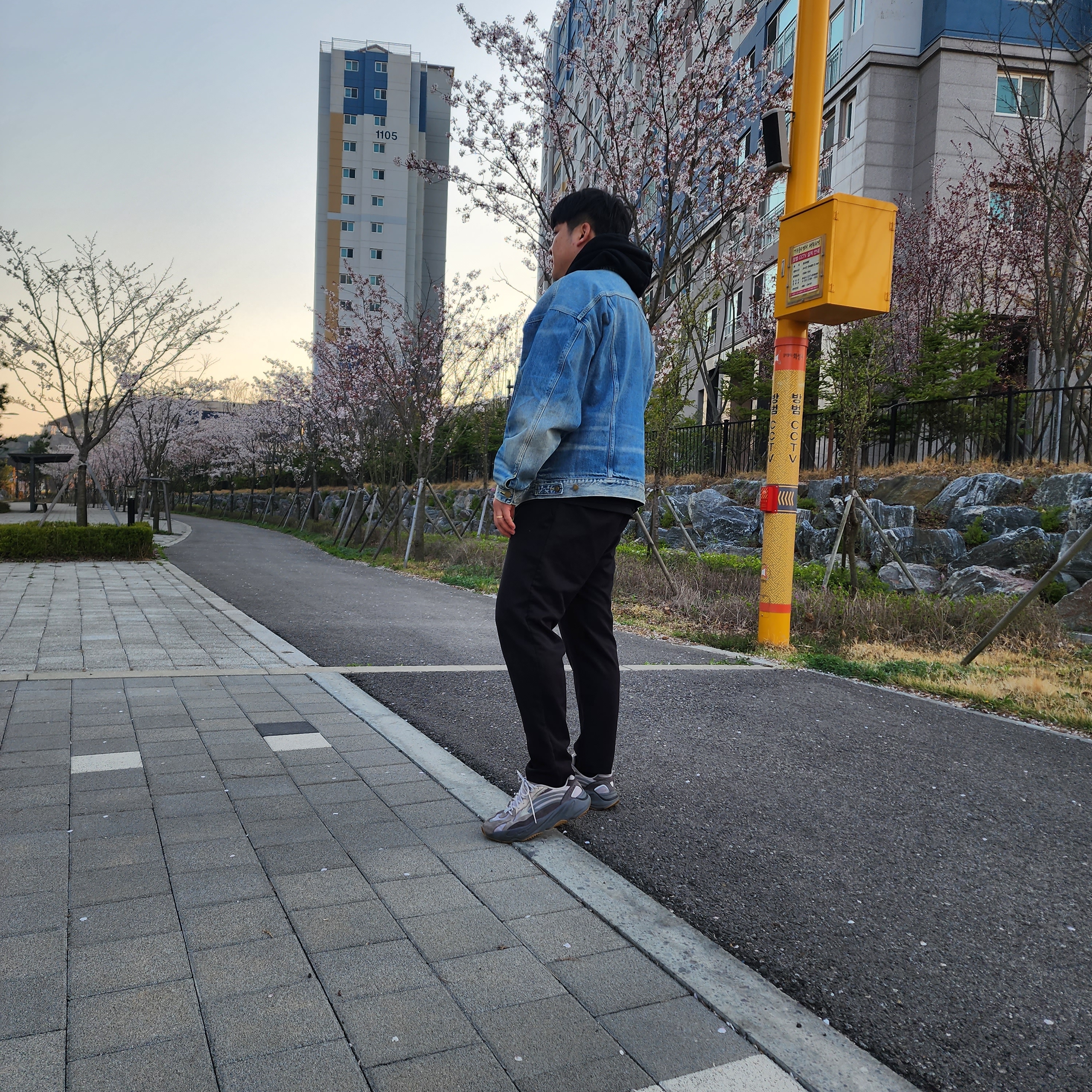 Essentials Trucker Jacket Indigo, Adidas Yeezy Boost 700 V2 Tephra 착용 스타일