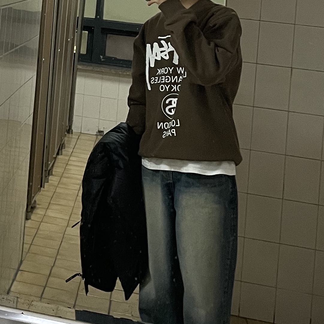 Stussy World Tour Crew Coffee 2022 착용 스타일