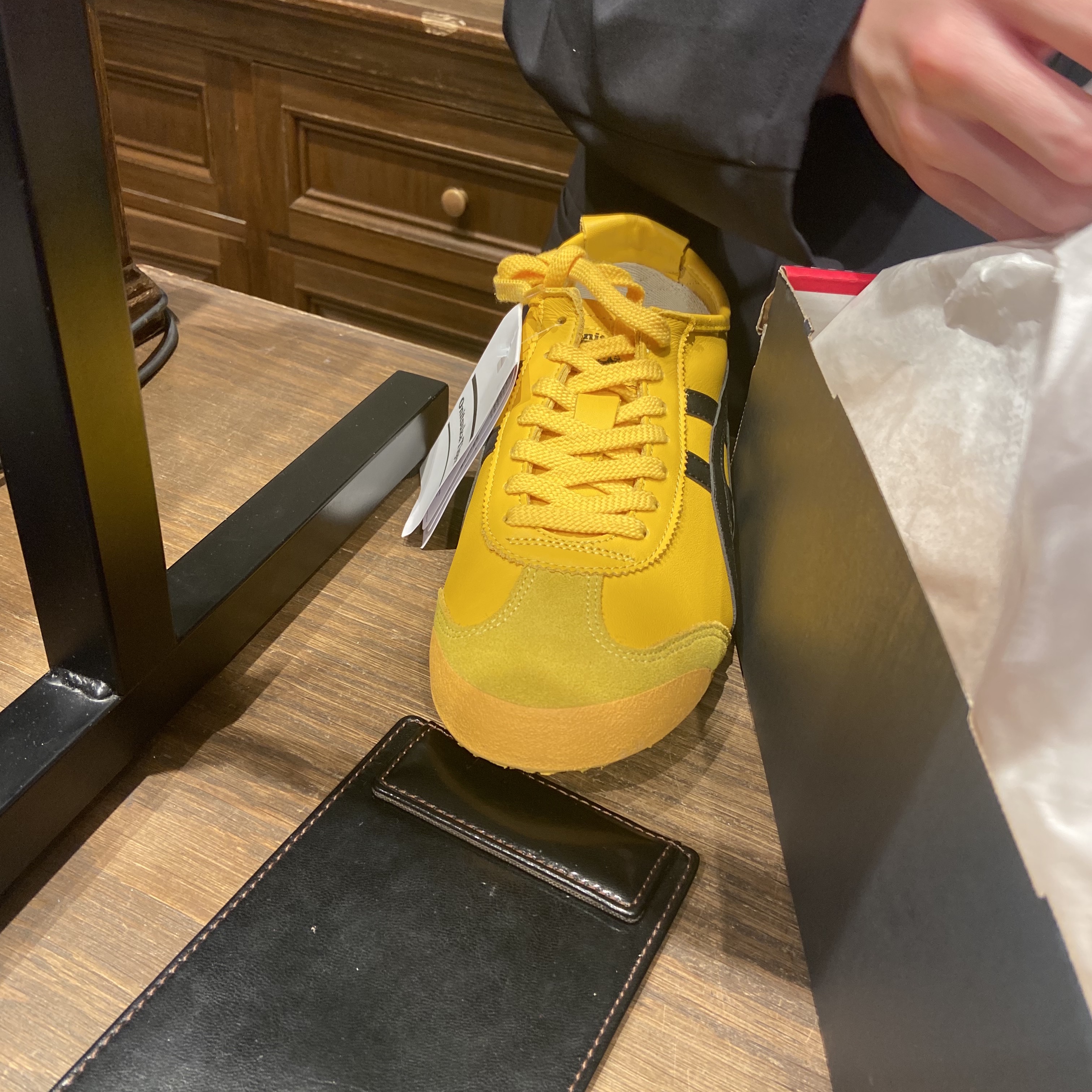 Onitsuka Tiger Mexico 66 Yellow Black 착용 스타일 - 1
