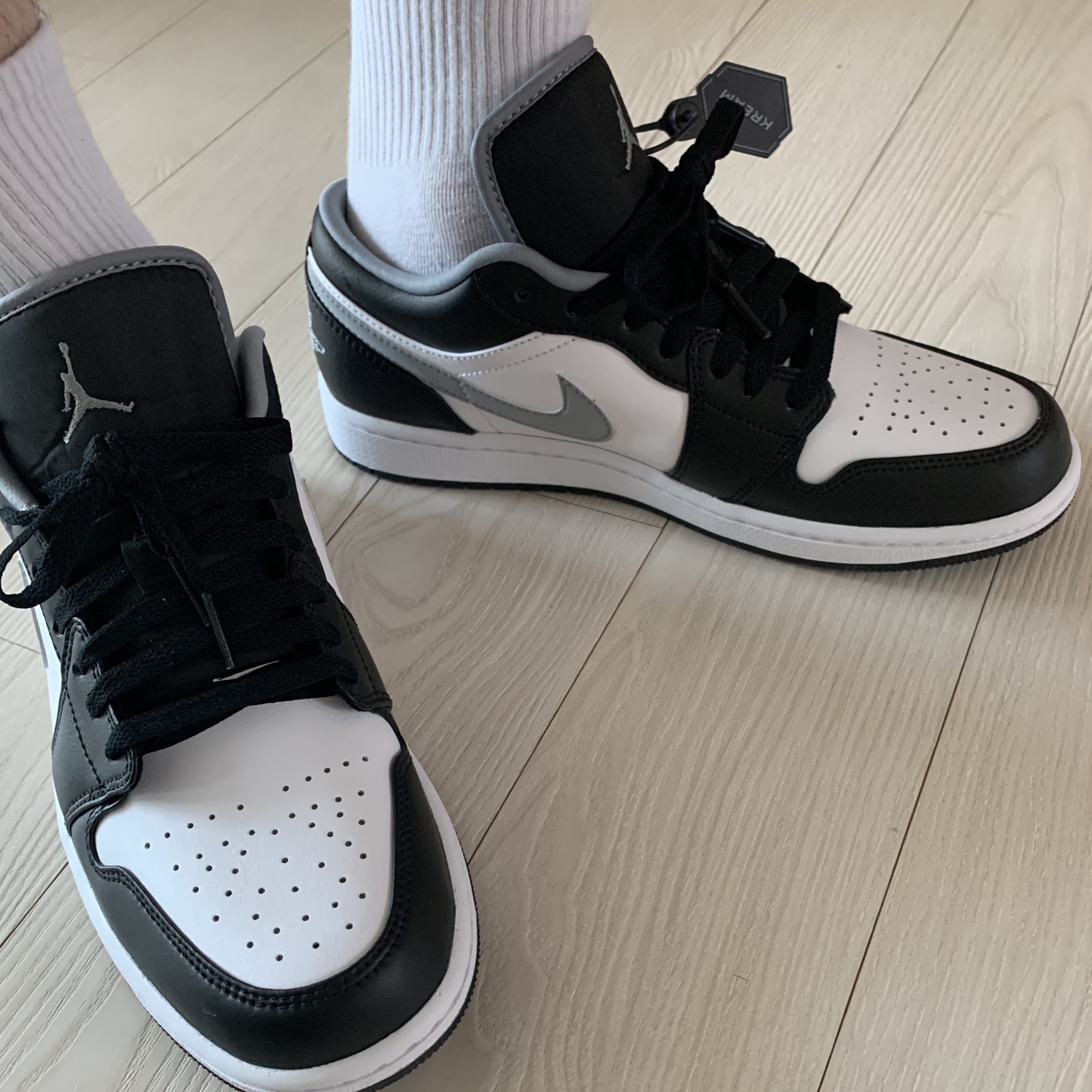 Jordan 1 Low Black Particle Grey 착용 스타일