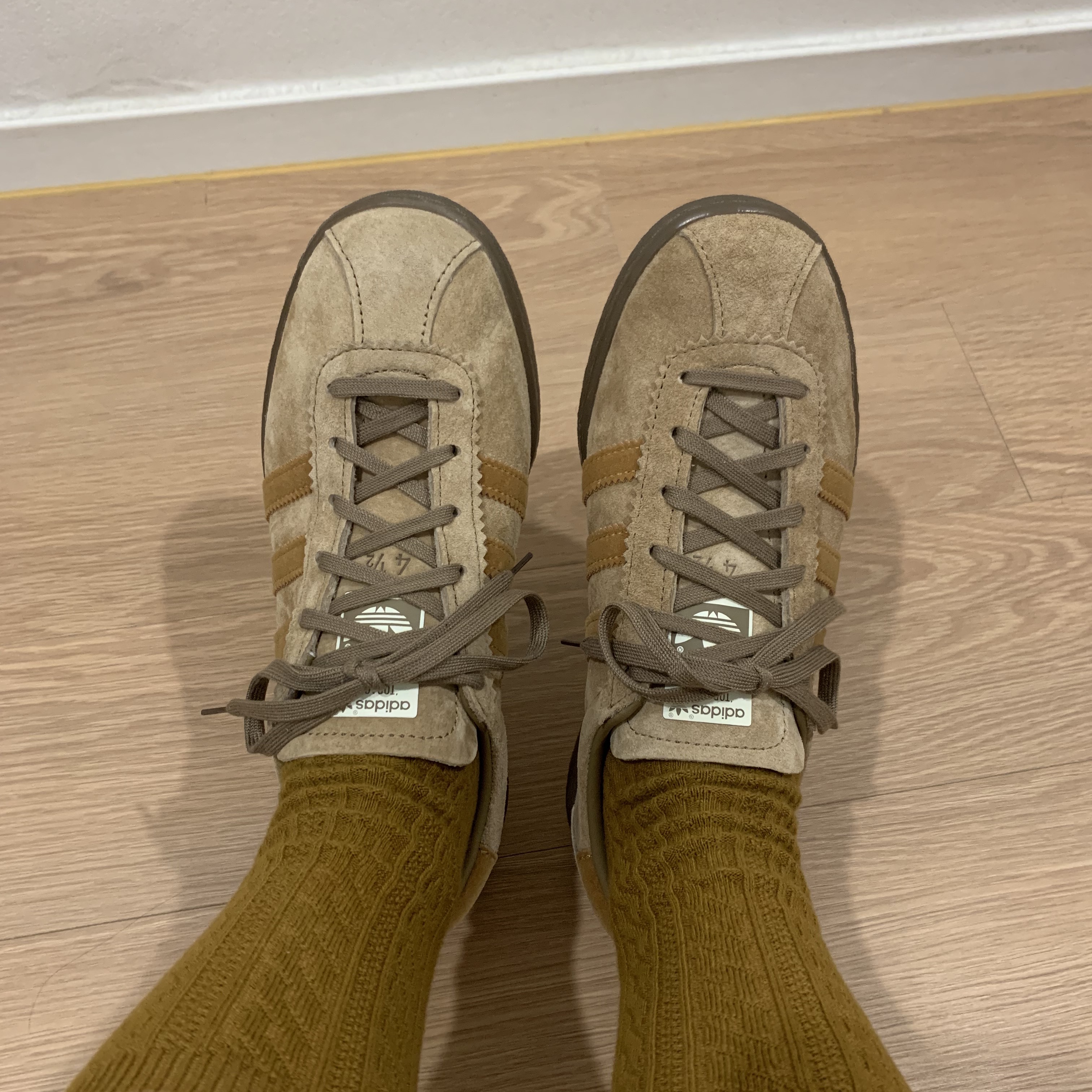 Adidas Tobacco Pantone Mesa 착용 스타일 - 3