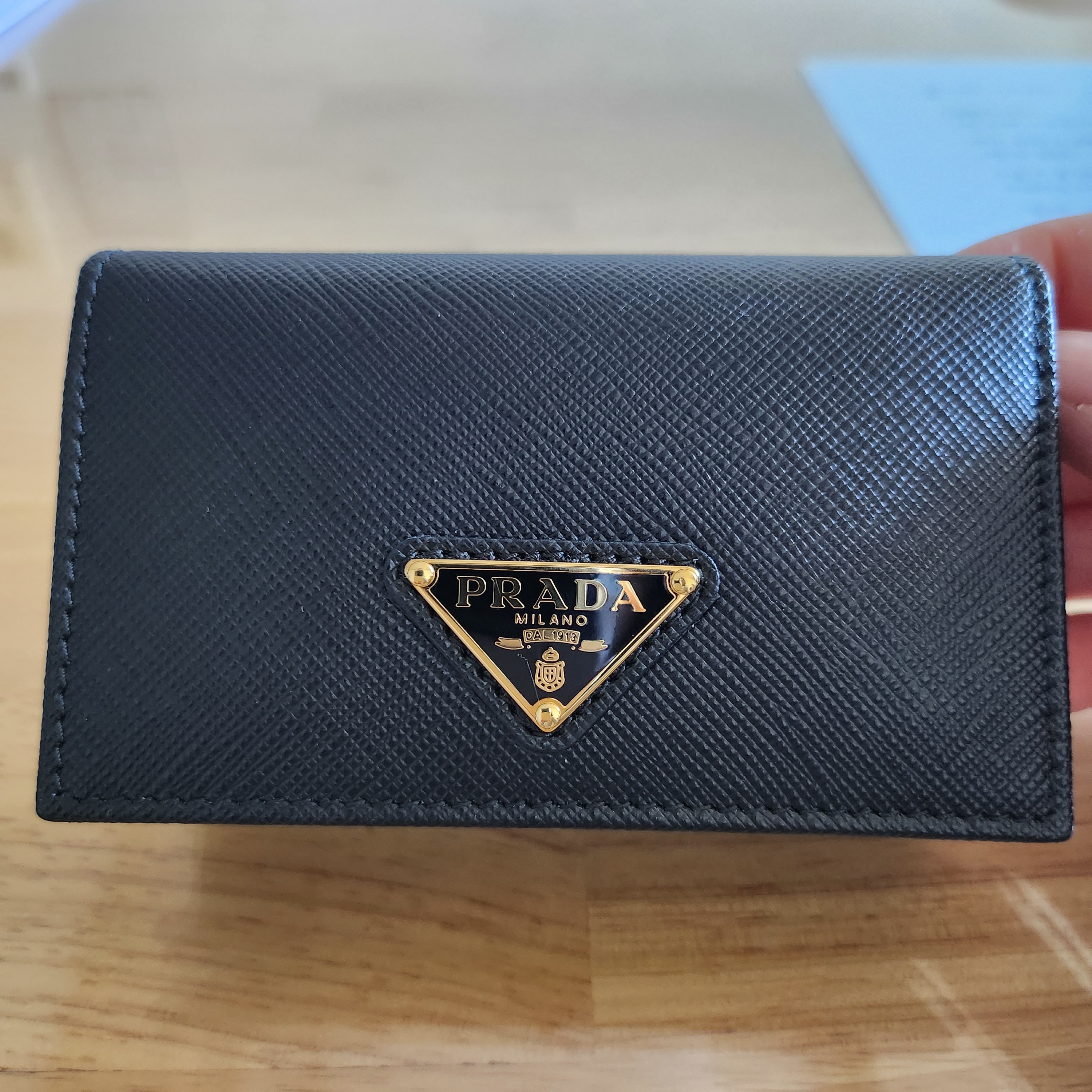 Prada Saffiano Leather Triangle Logo Card Holder Black 착용 스타일 - 1