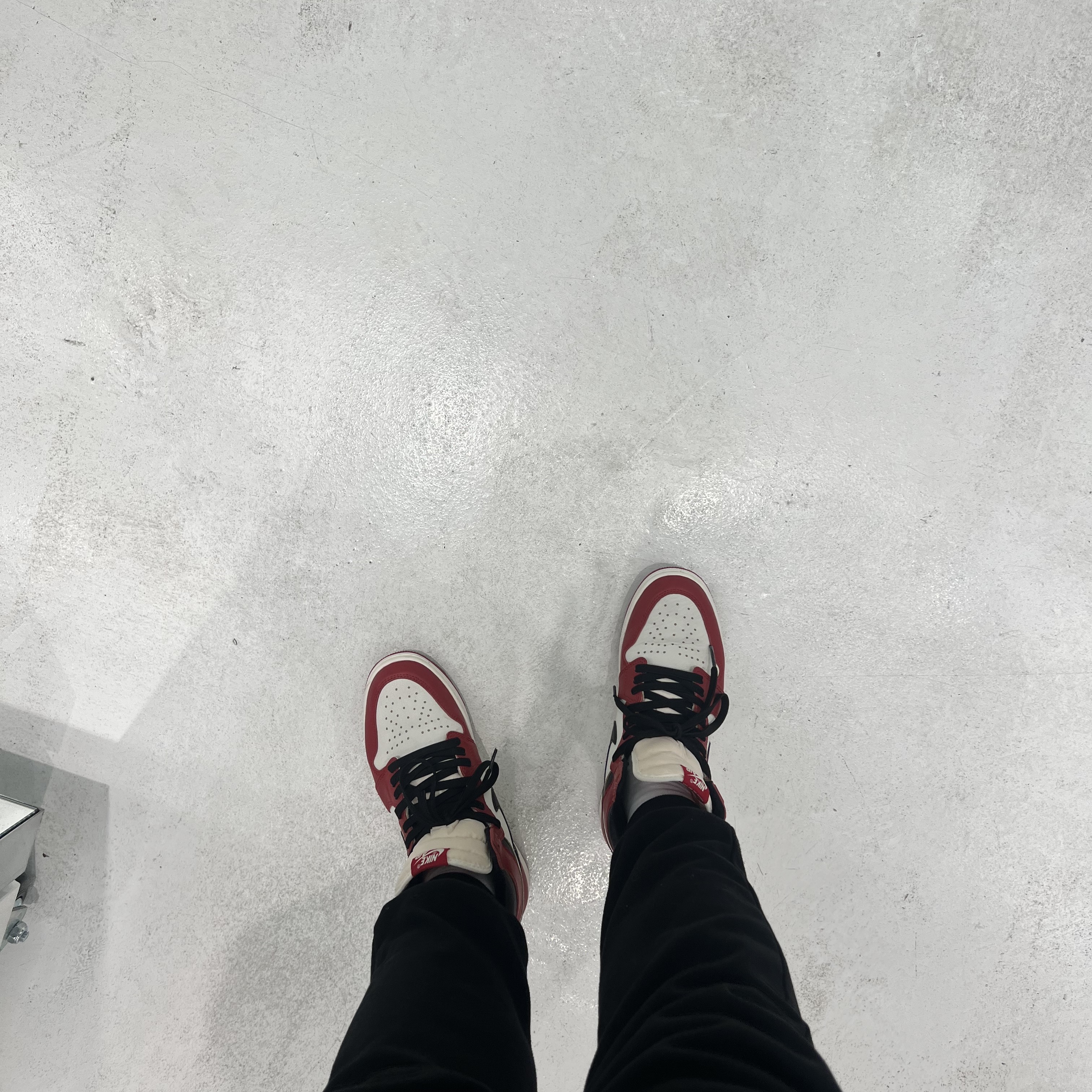 Nike x Stussy NRG Washed Fleece Crewneck Black (DO5310-010), Jordan 1 Retro High OG Chicago 2022 착용 스타일 - 2