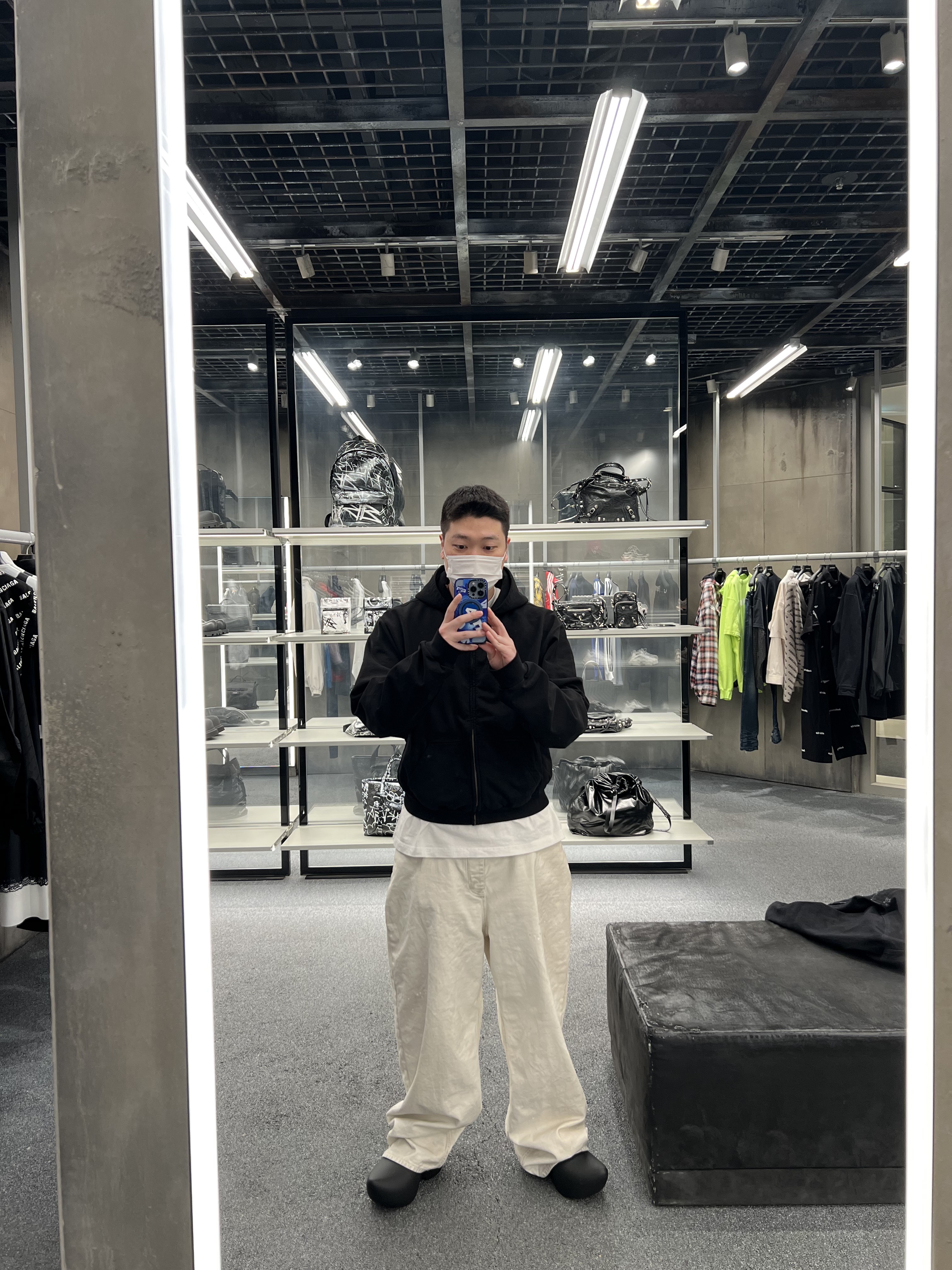 Balenciaga Large Baggy Jeans Cream 착용 스타일 - 2