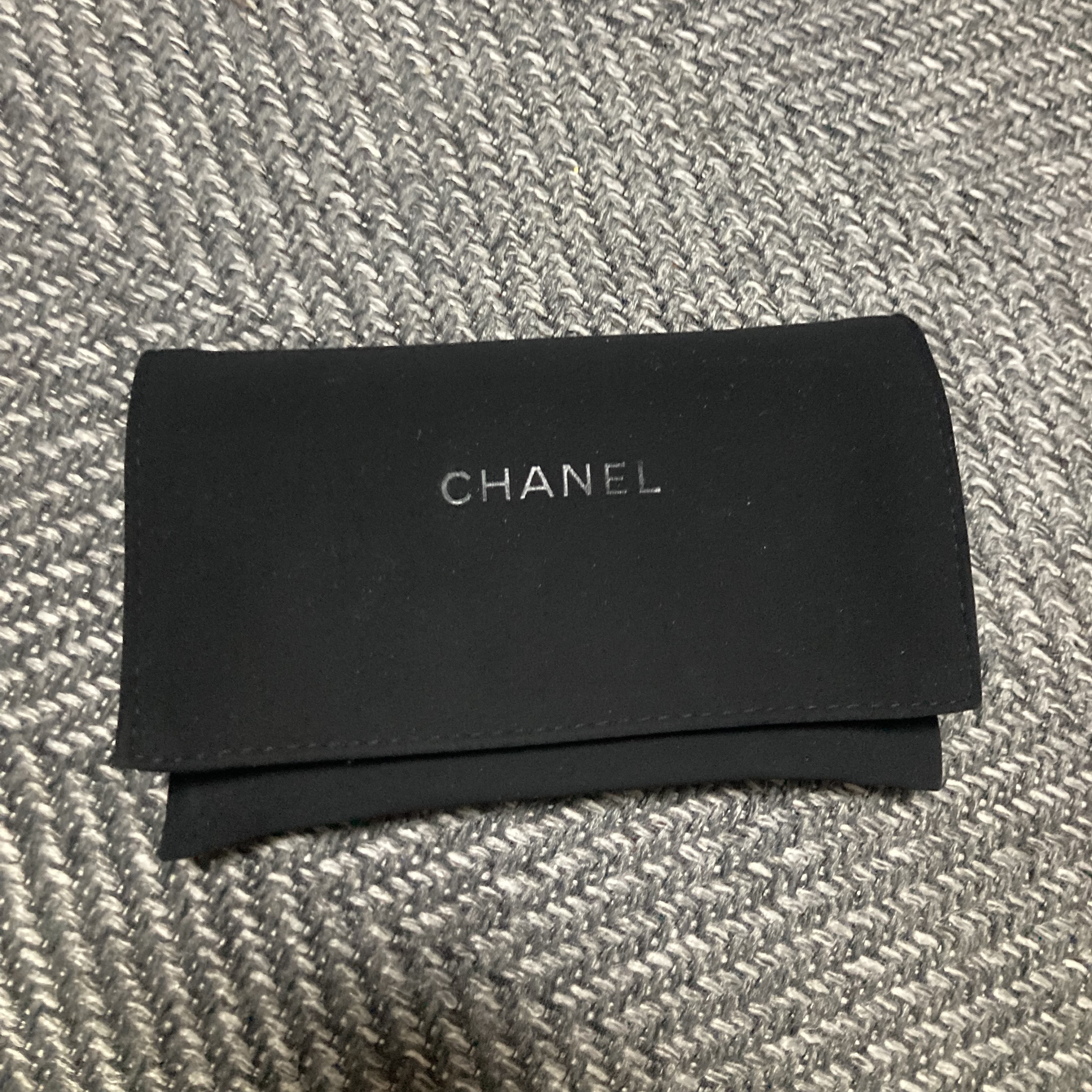 Chanel Classic Zipped Coin Purse Grained Calfskin & Silver Black 착용 스타일 - 1