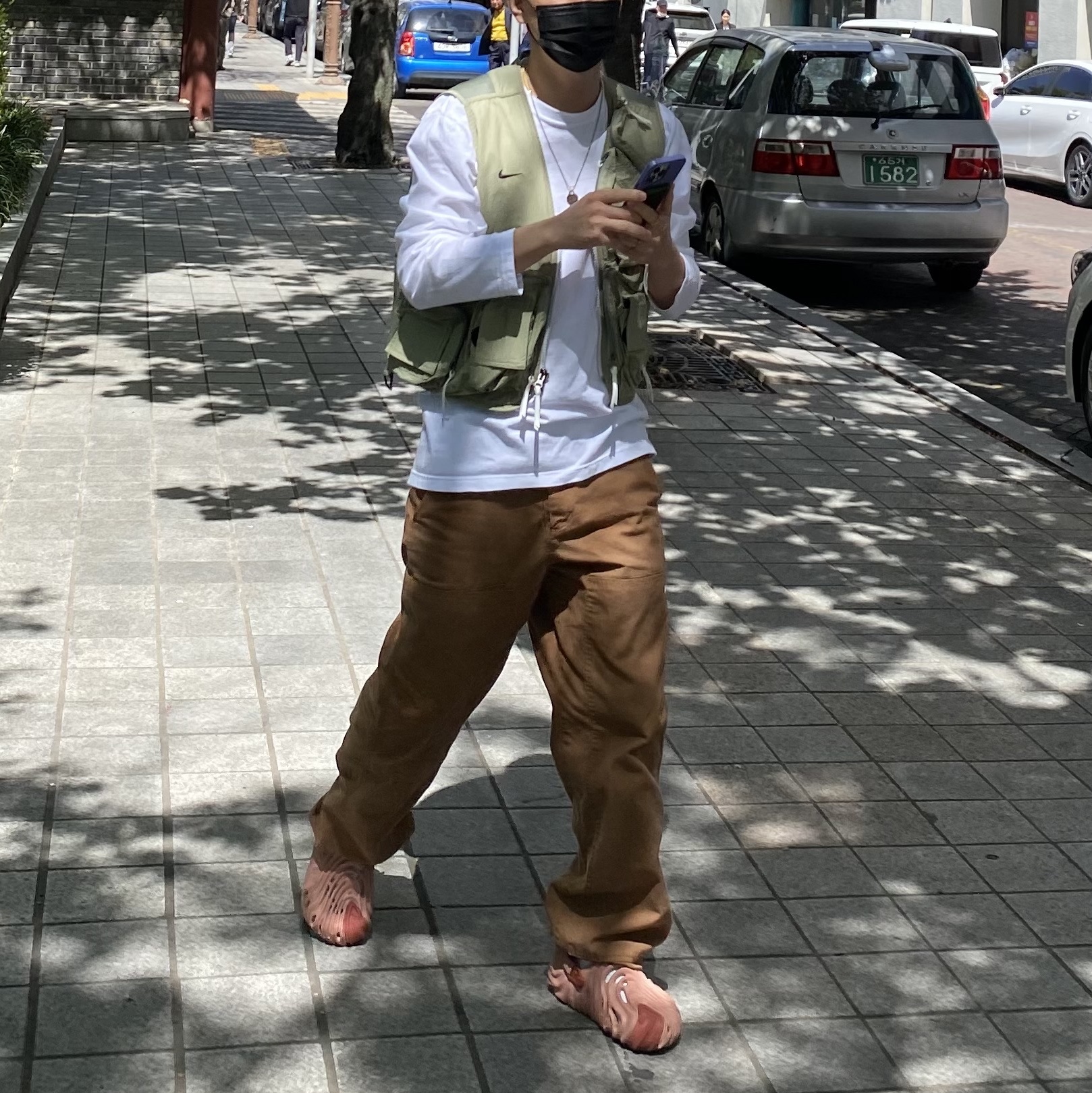 Nike NRG ISPA Utility Vest Medium Khaki, Crocs x Salehe Bembury Pollex Clog Kuwata 착용 스타일