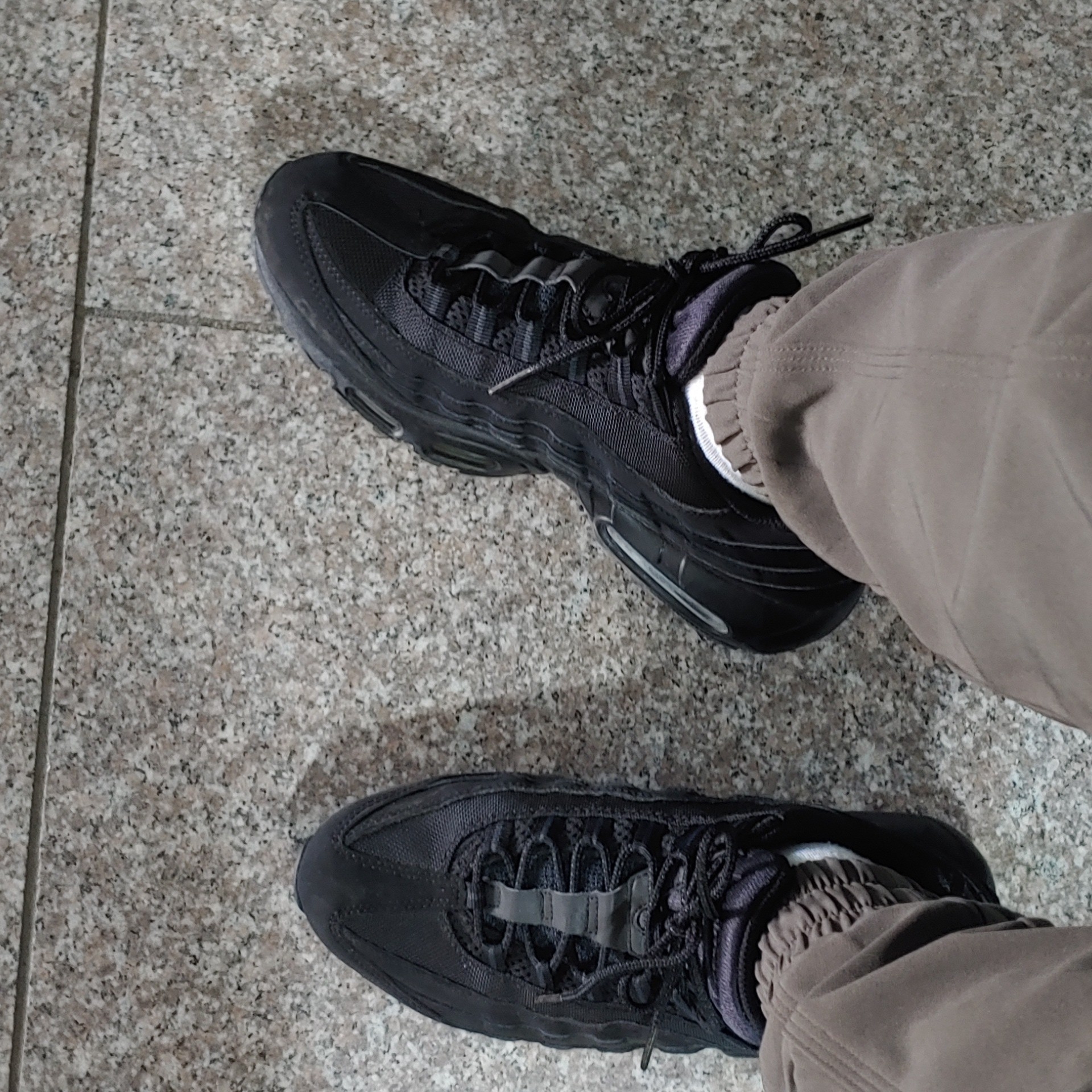 Nike Air Max 95 Triple Black 착용 스타일