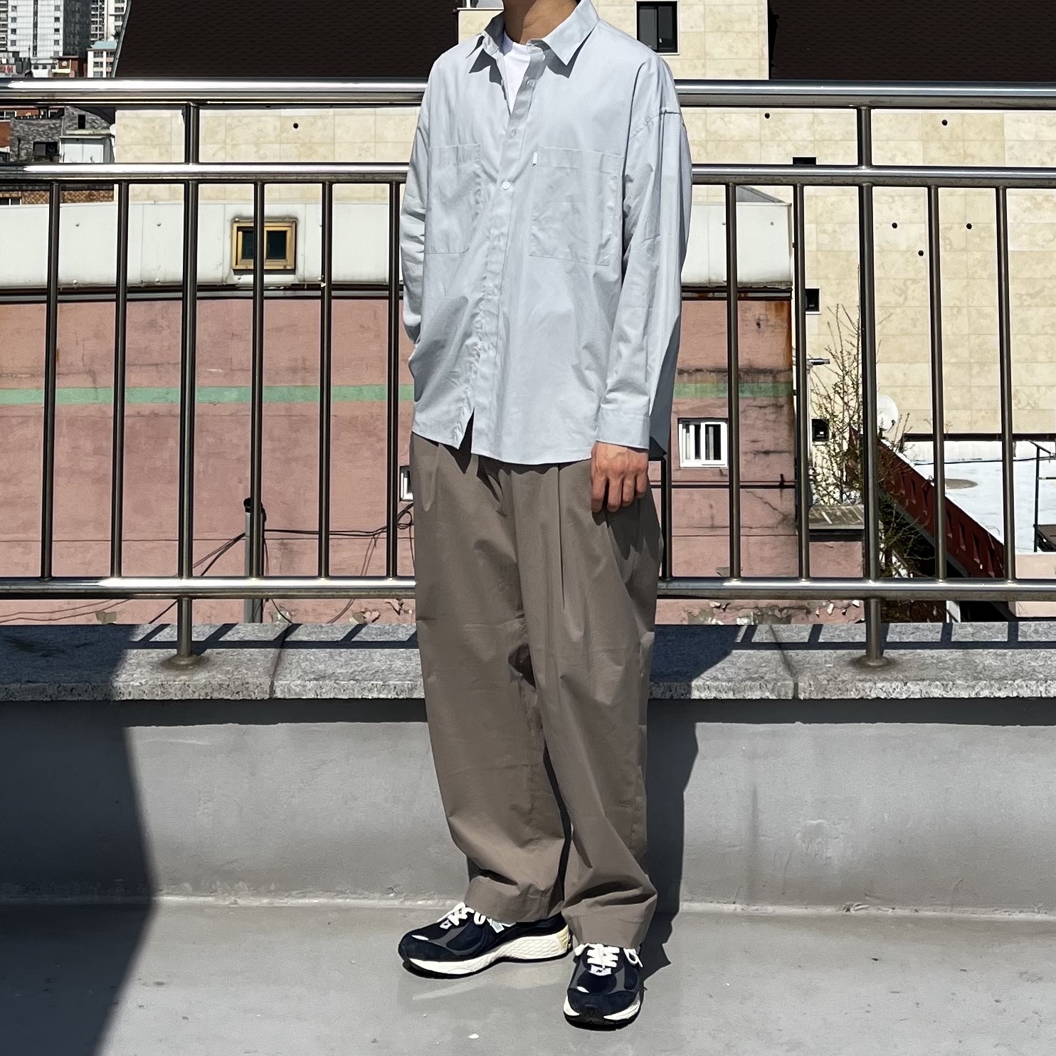 New Balance 2002R Eclipse Castlerock 착용 스타일 - 2
