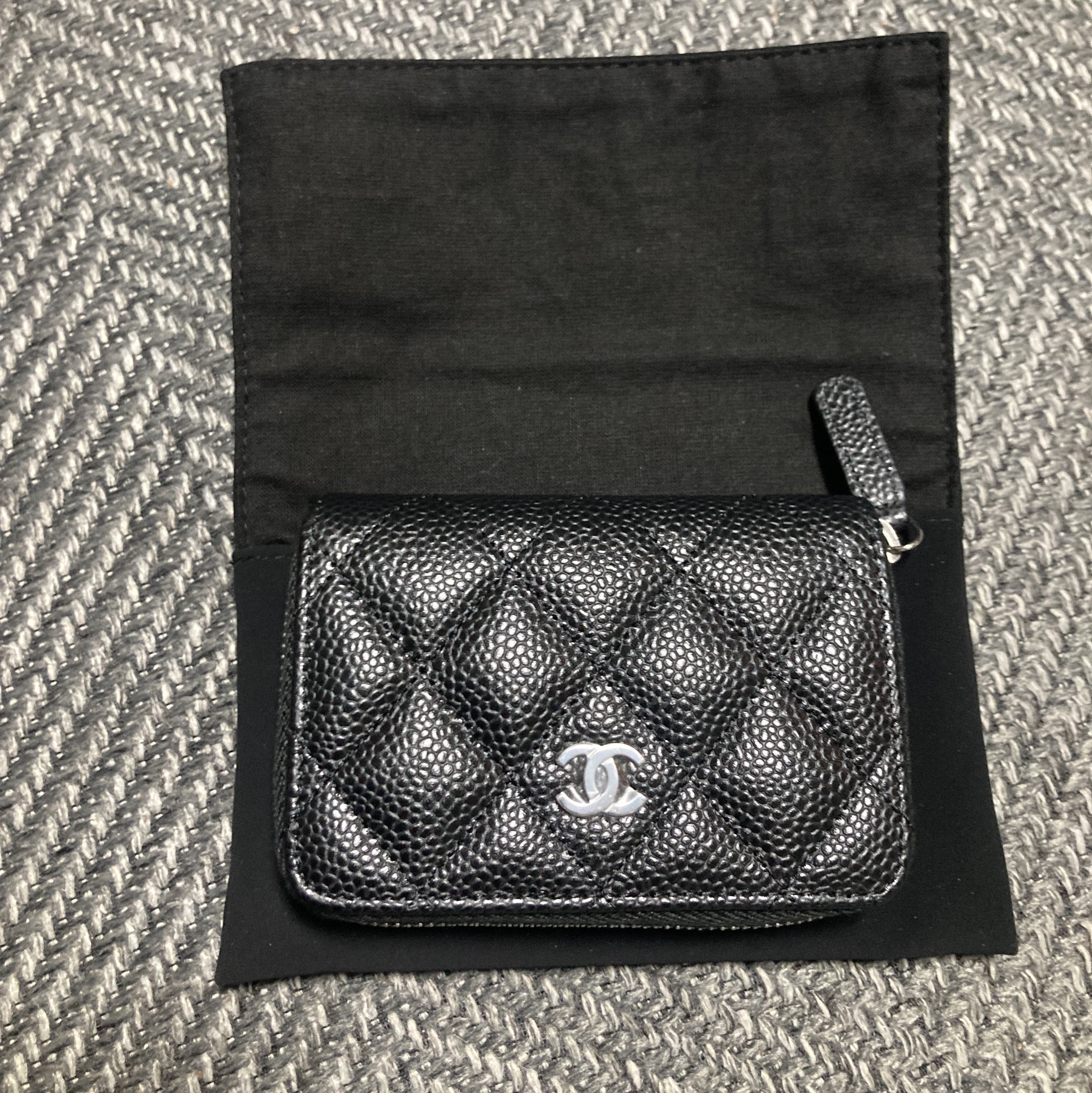 Chanel Classic Zipped Coin Purse Grained Calfskin & Silver Black 착용 스타일 - 2